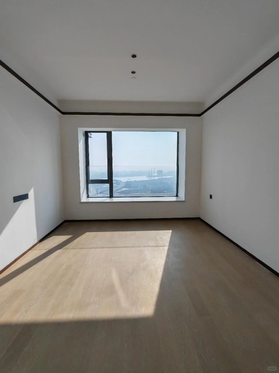 保利招商天郡四房出租。9999元??