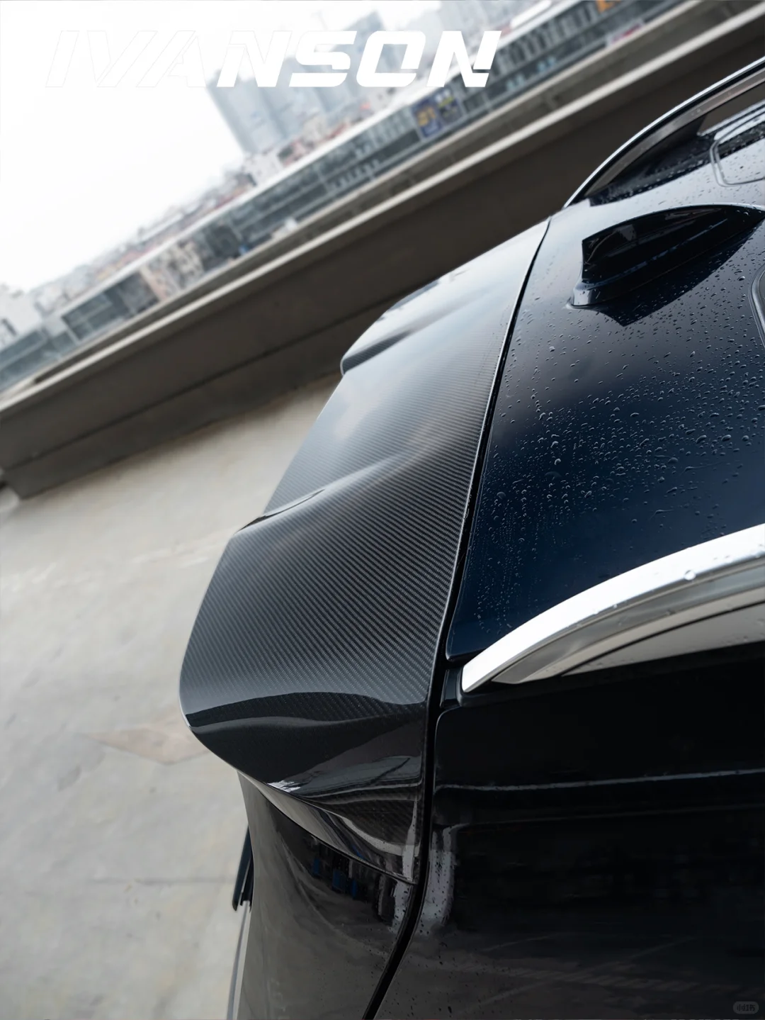 宝马X7高奢单品·埃文森碳纤维顶翼亮相
