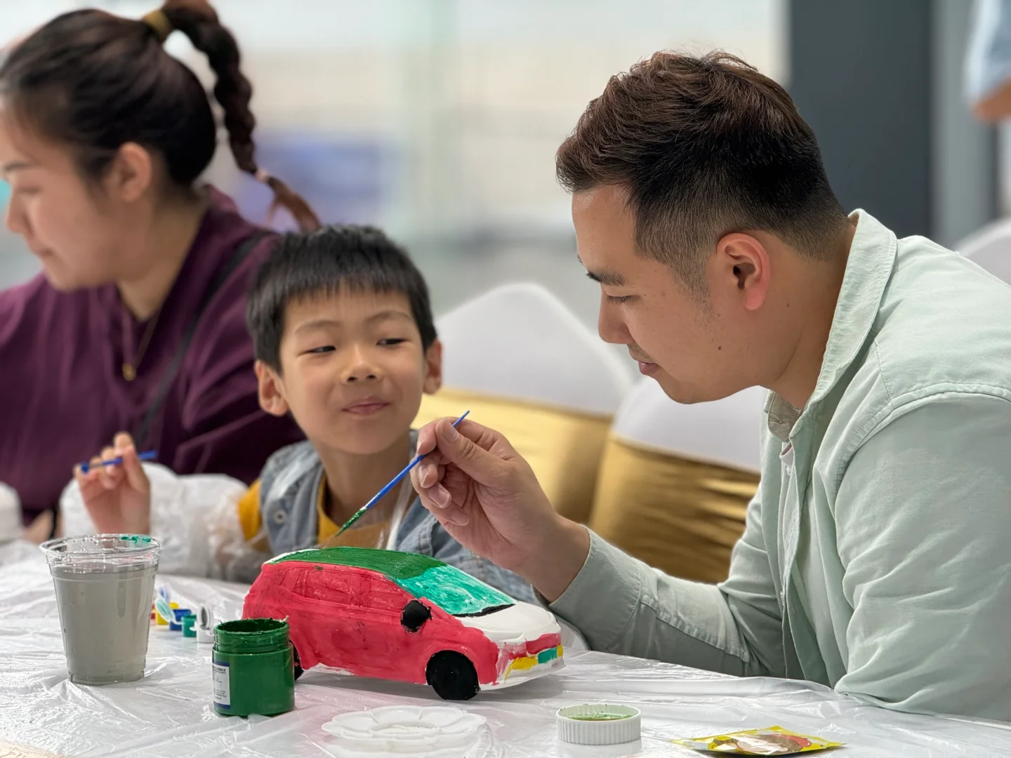 周末又来参加埃安活动 亲子车模涂画