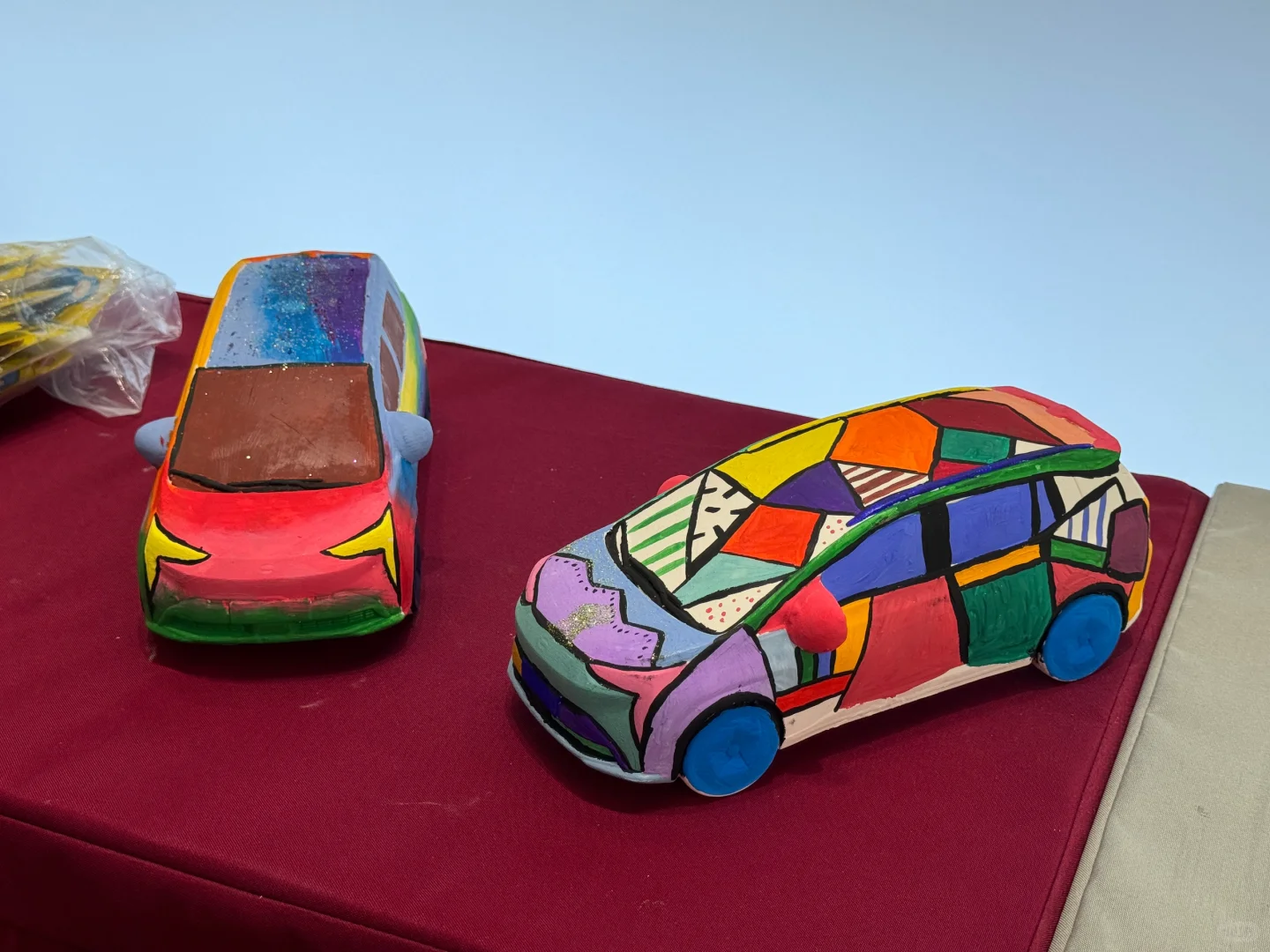 周末又来参加埃安活动 亲子车模涂画