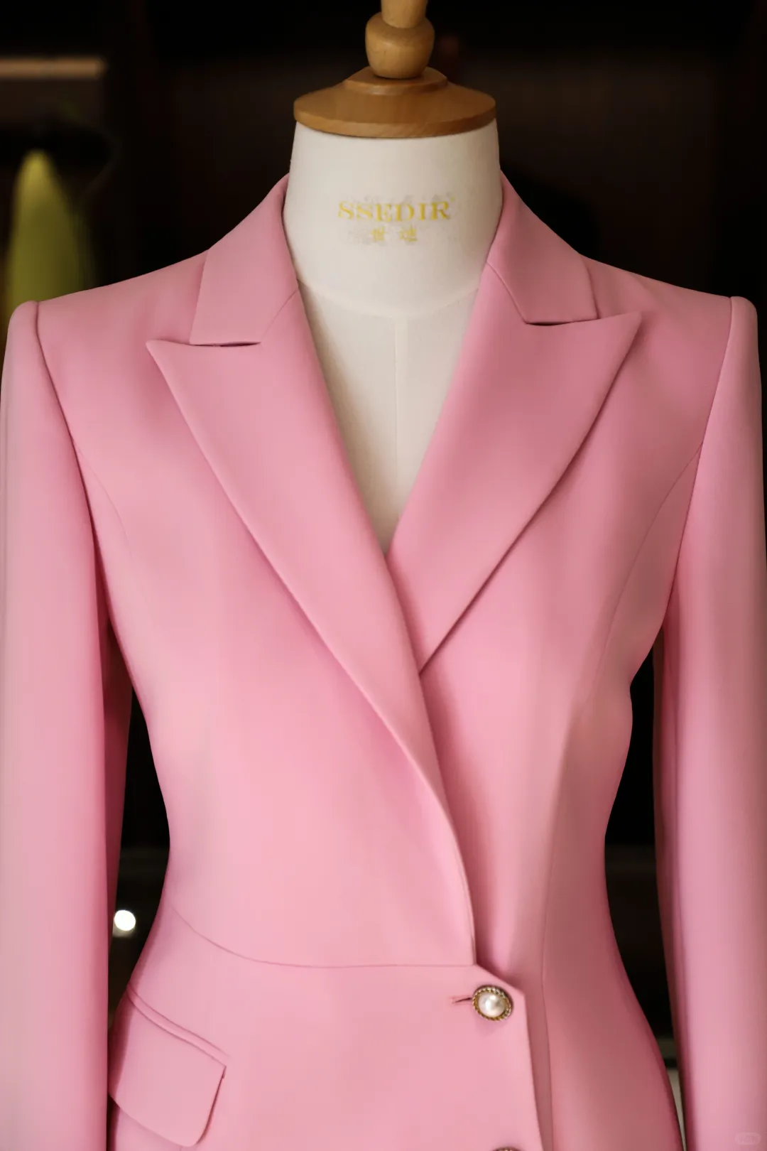 芭比粉西装裙 甜酷女孩的考场王牌?