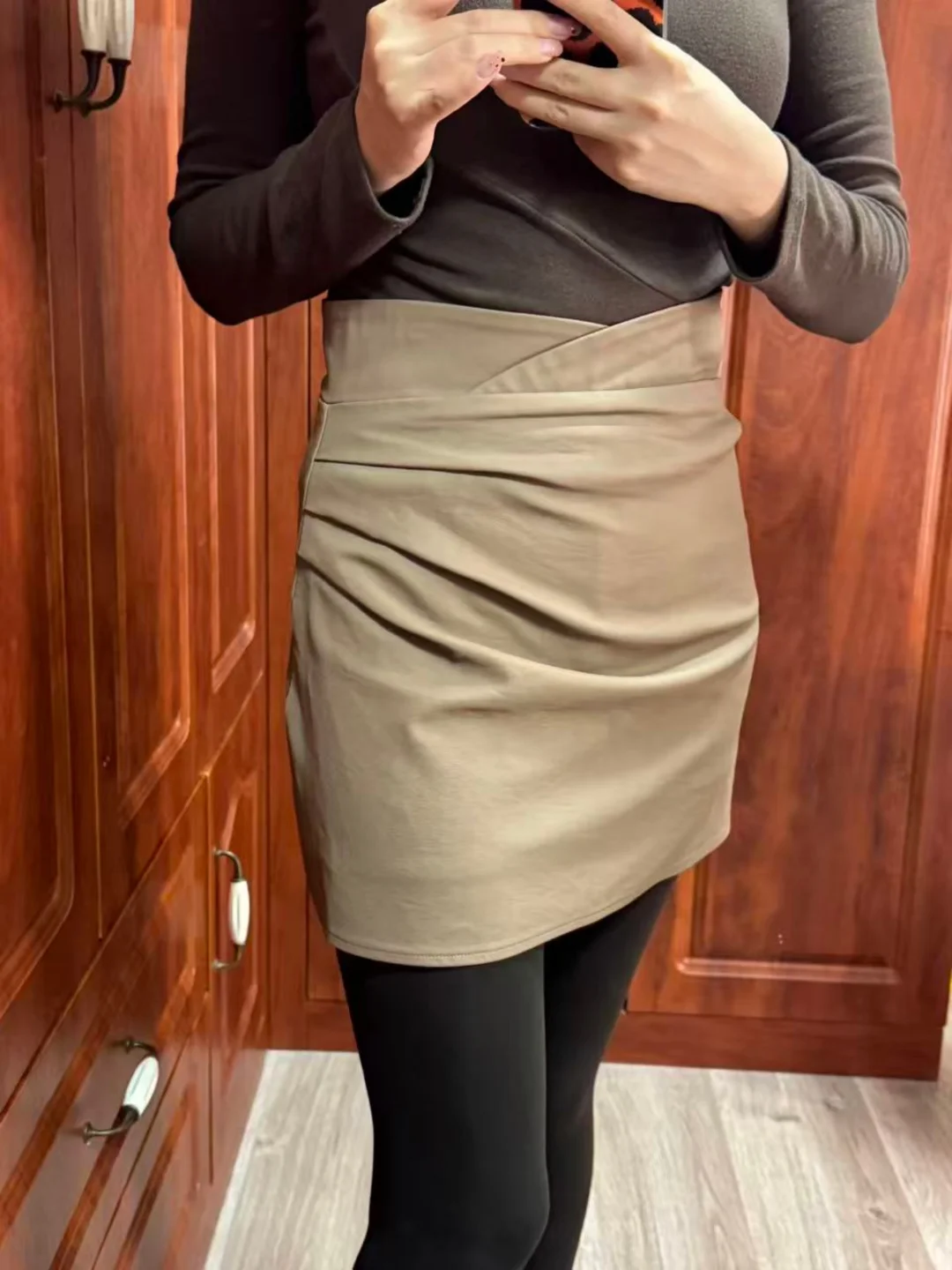 从咖棕到灰黑，承包你的秋日时尚感