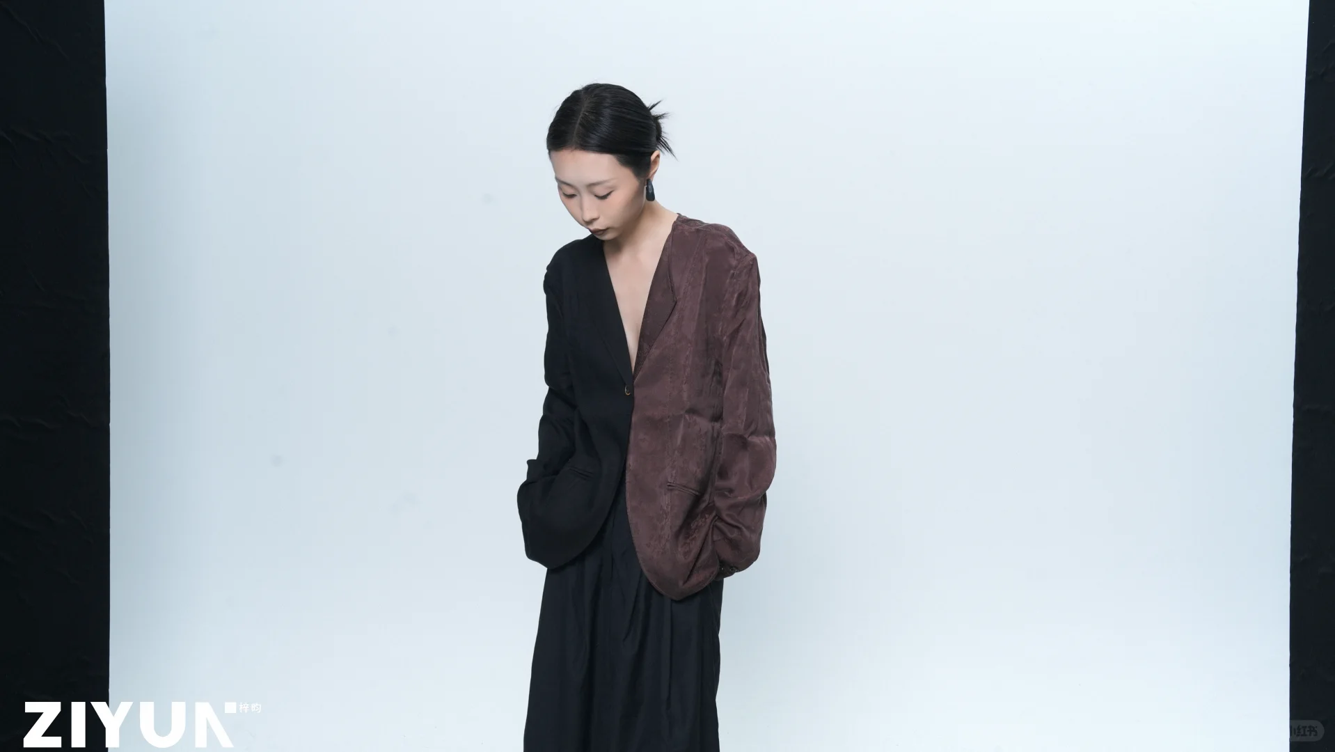 黑白棕拼接西装｜极简摄影的高级感暴击！