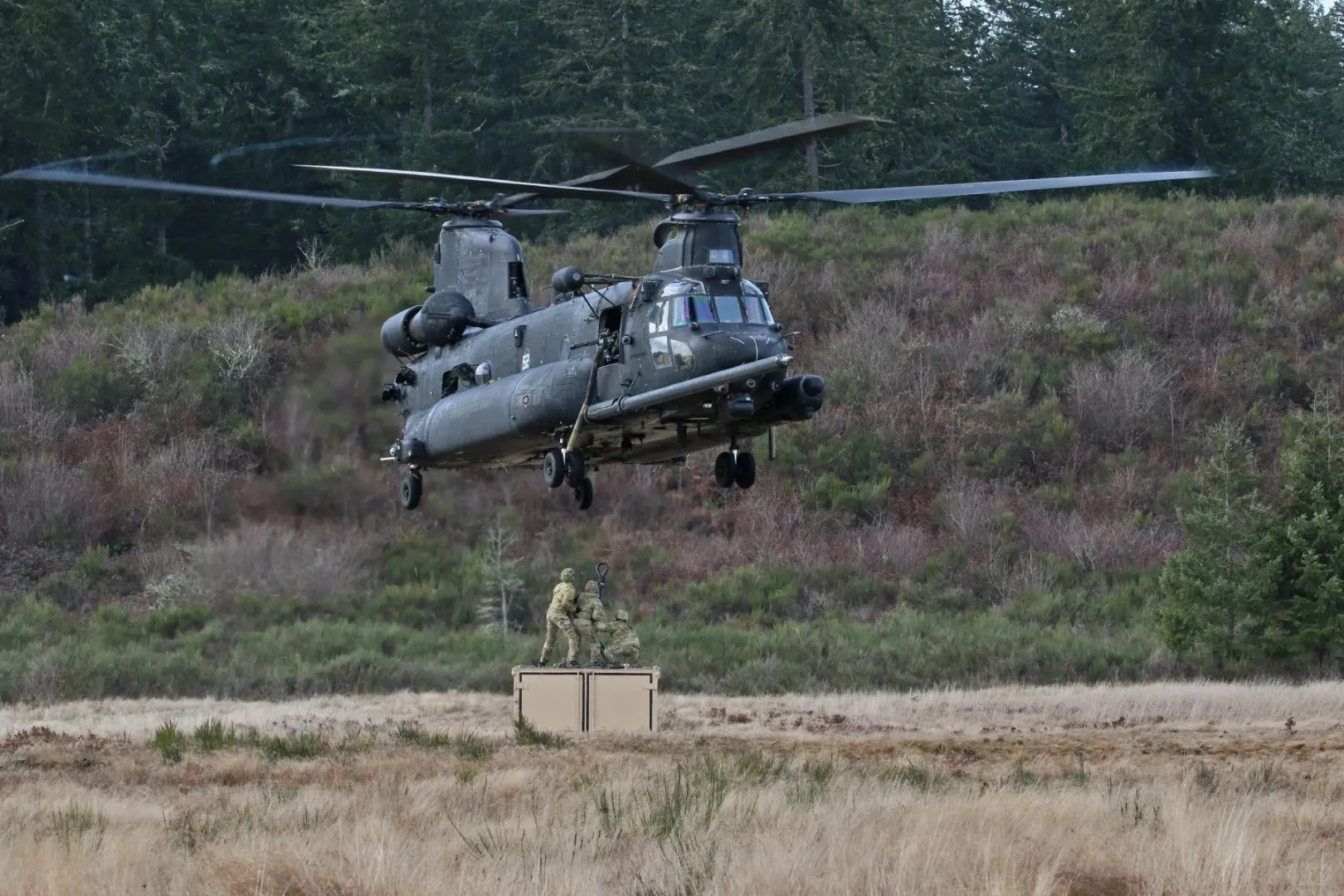美军160特种航空团支奴干直升机吊运物资