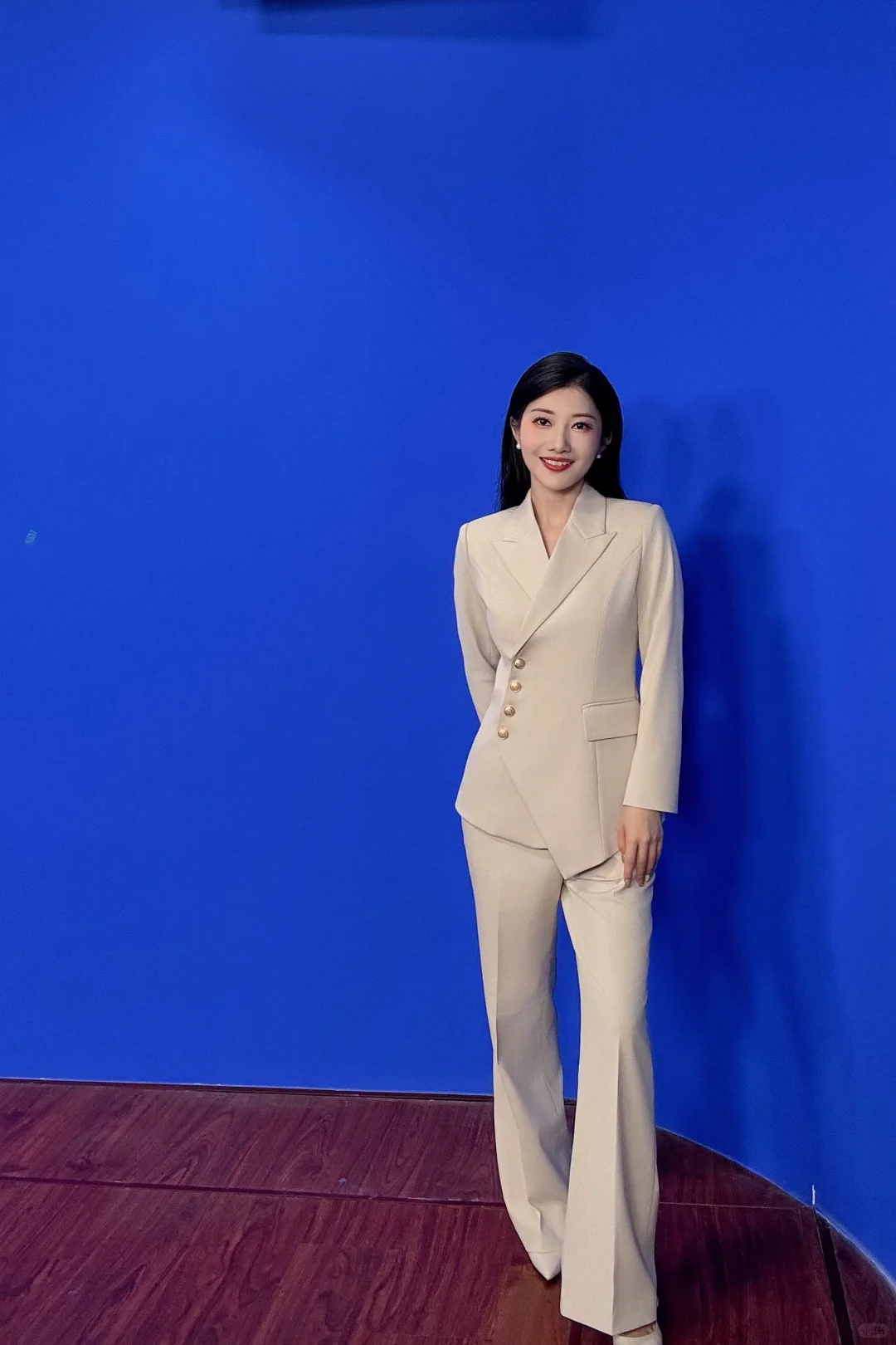 女主持工作花絮｜米色系职场穿搭