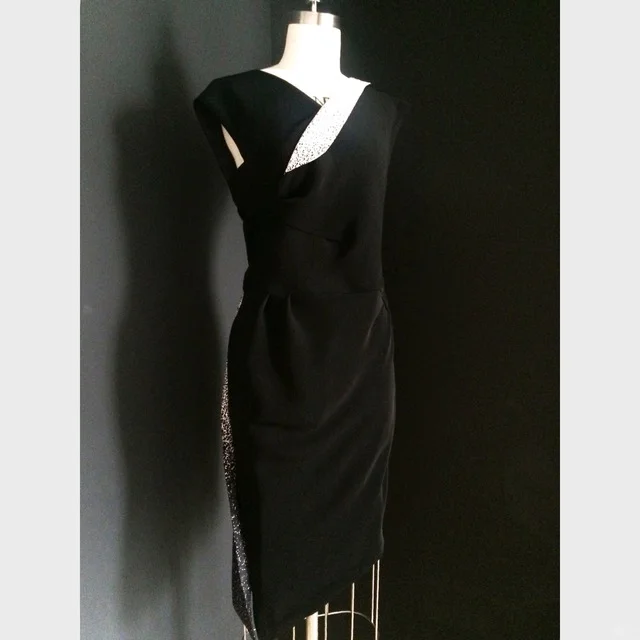 新设计的不对称真丝连衣裙