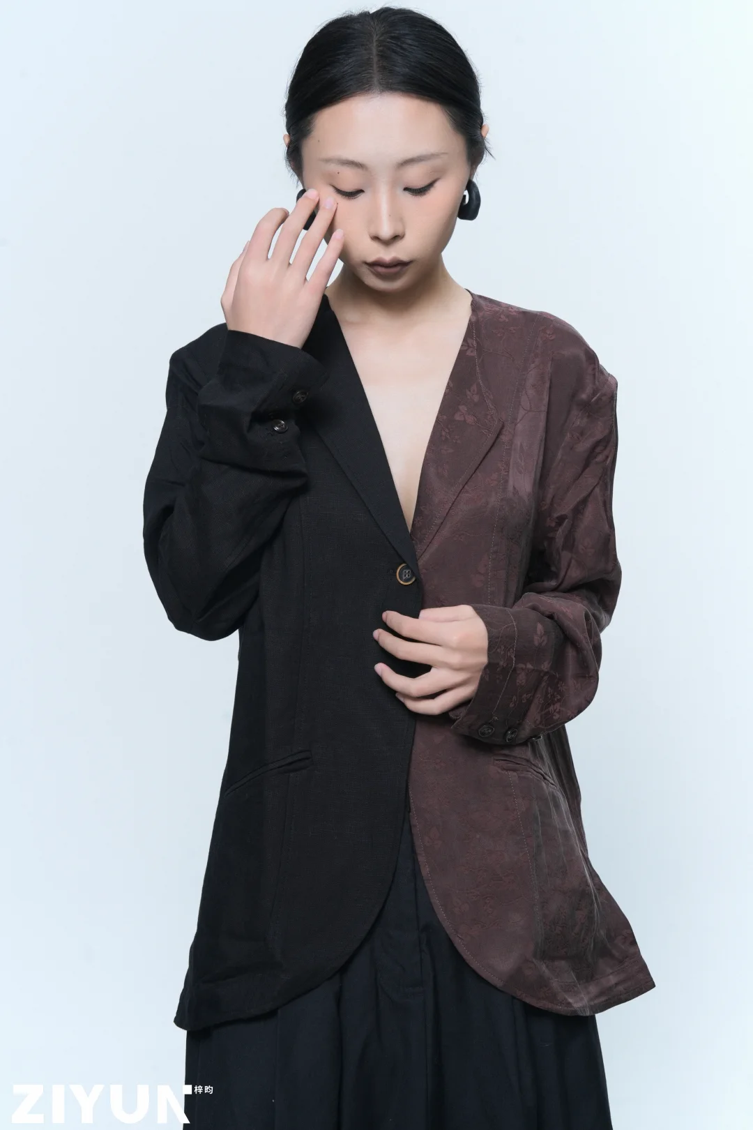 黑白棕拼接西装｜极简摄影的高级感暴击！