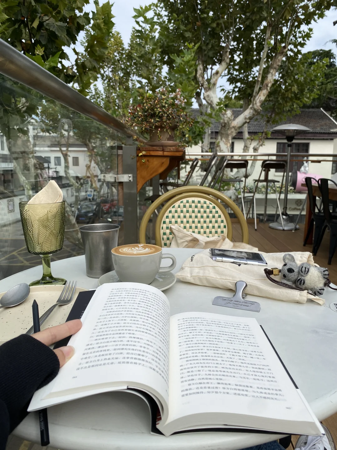 我会在早晨九点去咖啡馆读书。