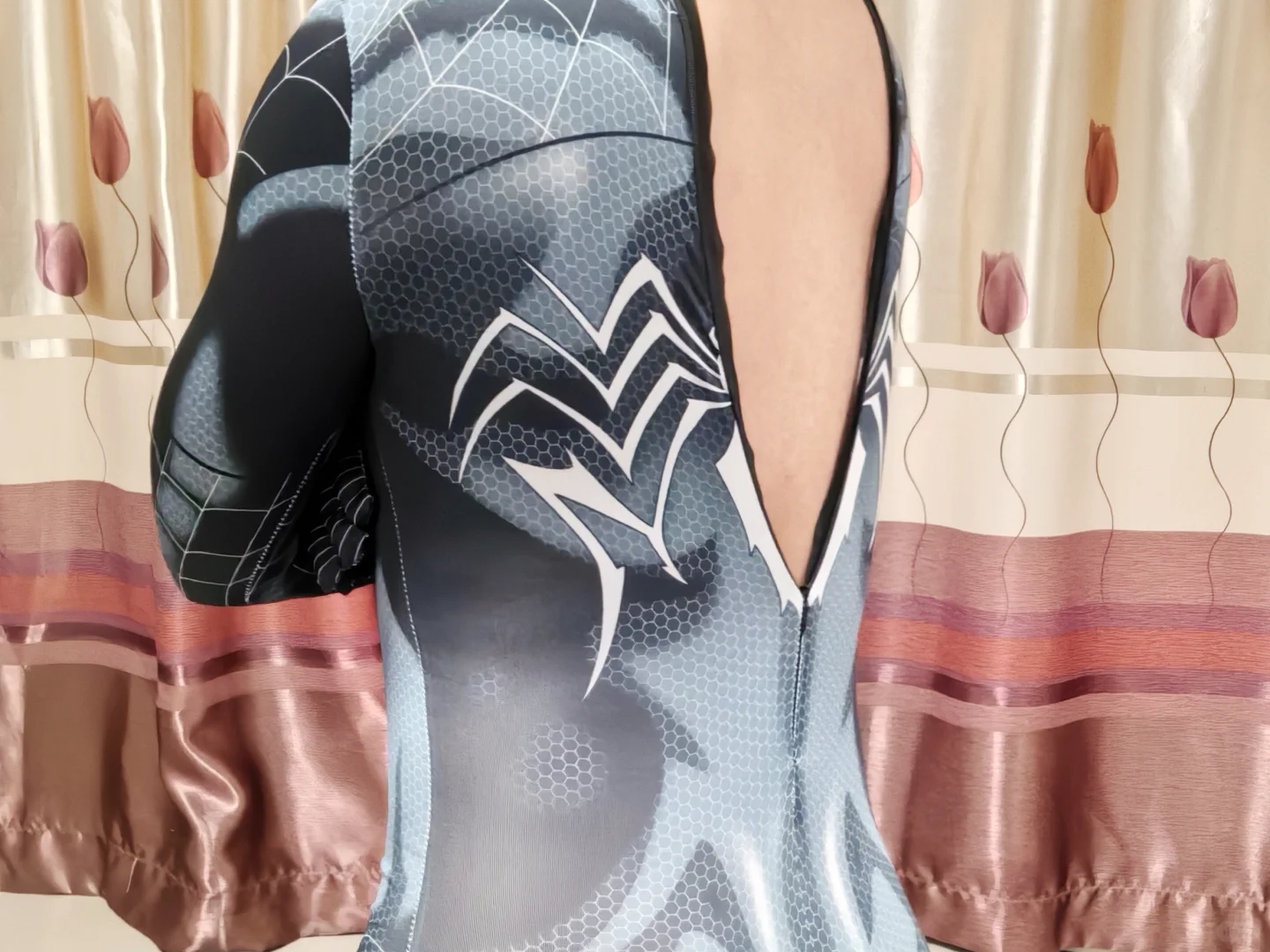 蜘蛛衣后背拉链一个人怎么拉上？