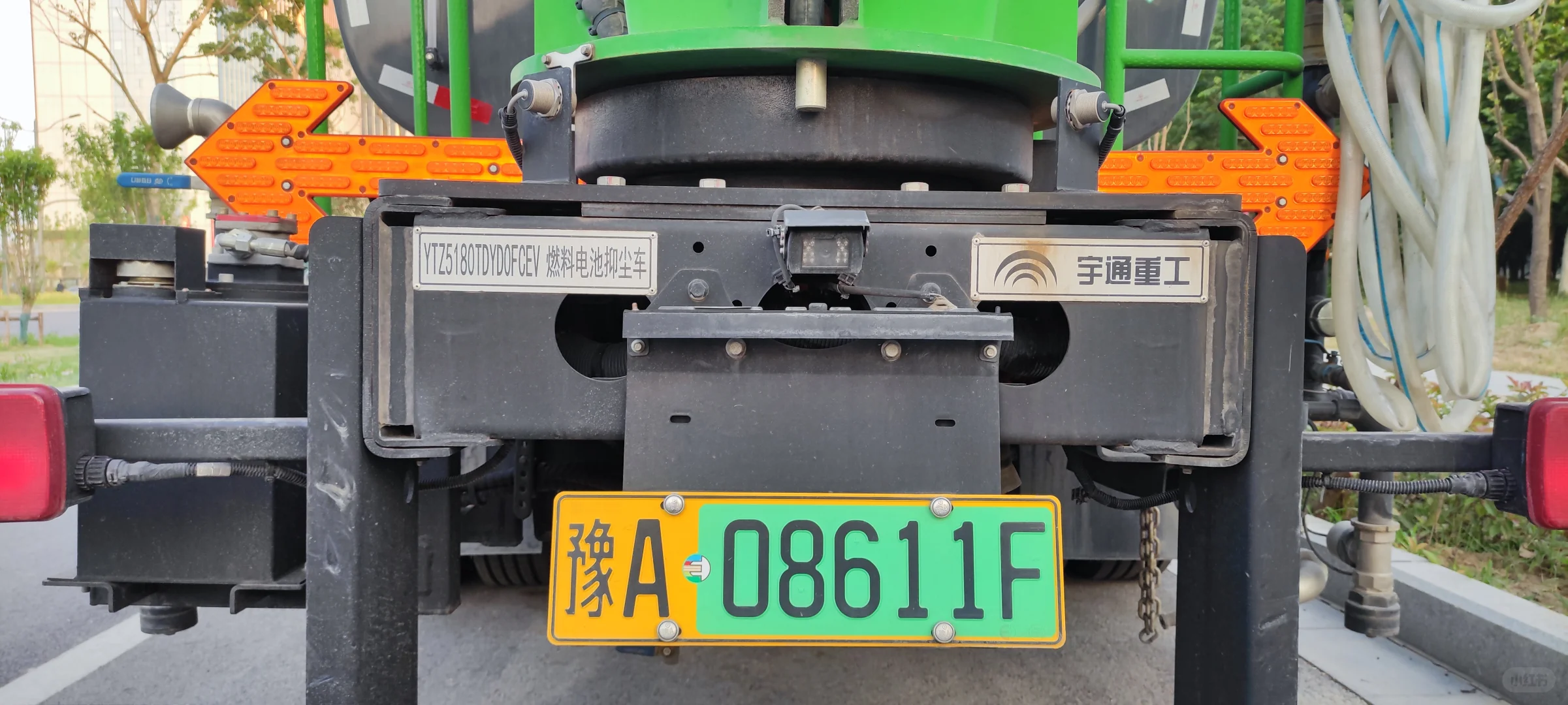 全网首发-宇通环卫低入口氢能源抑尘车