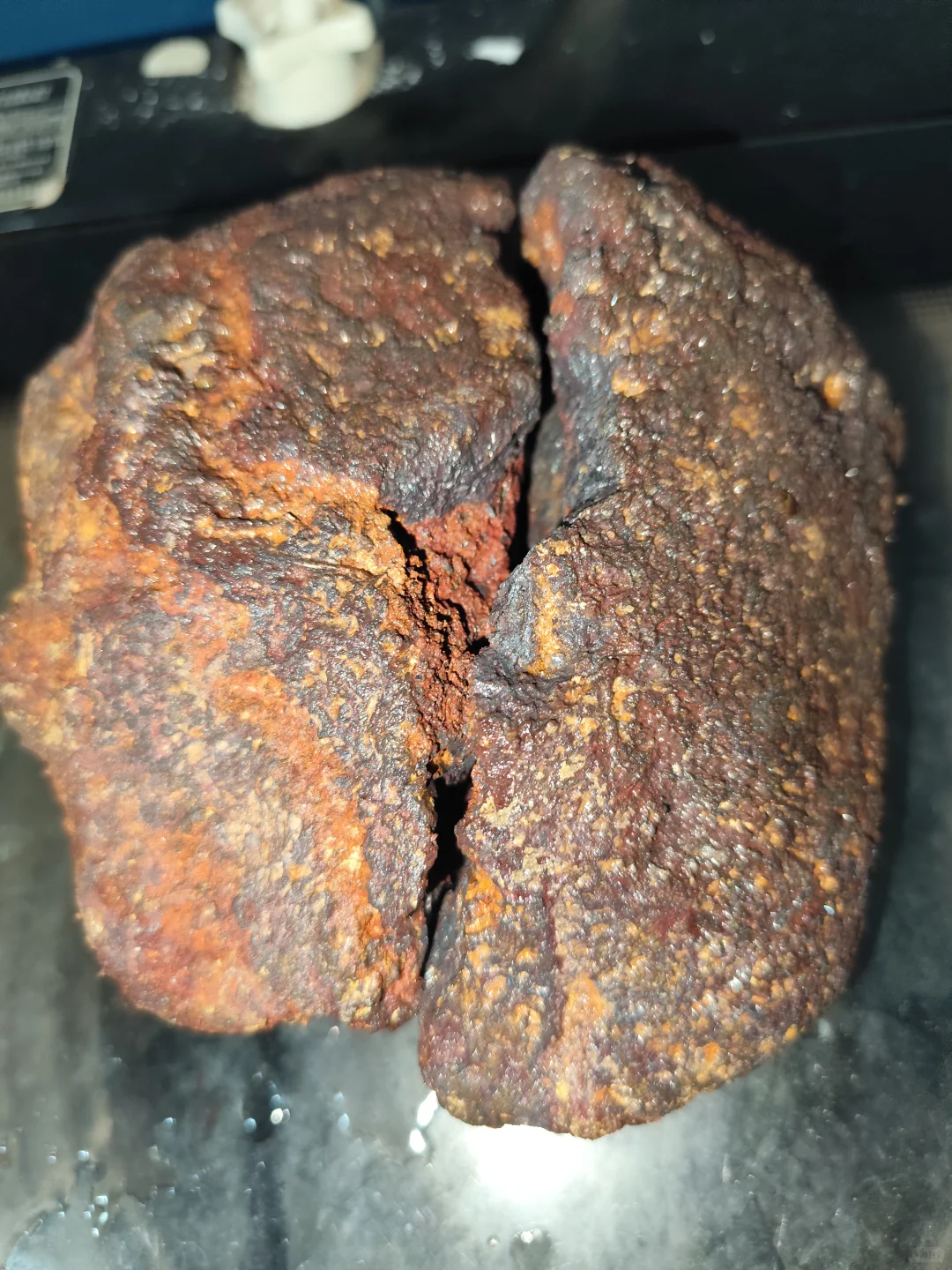 捡石头发现的疑似铁矿石的石头