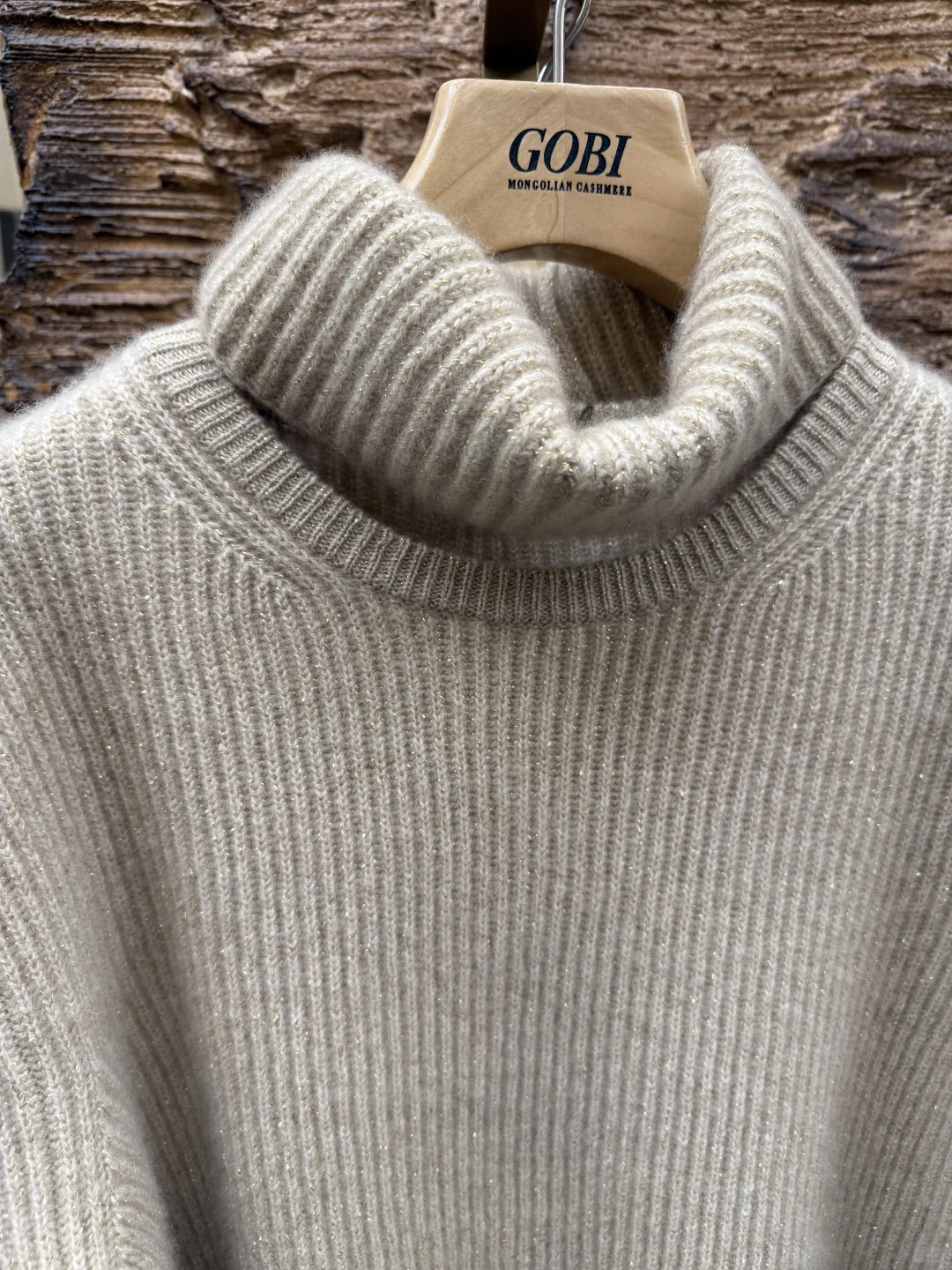 Gobi羊绒衫，领子可以分开，下摆不规则剪裁