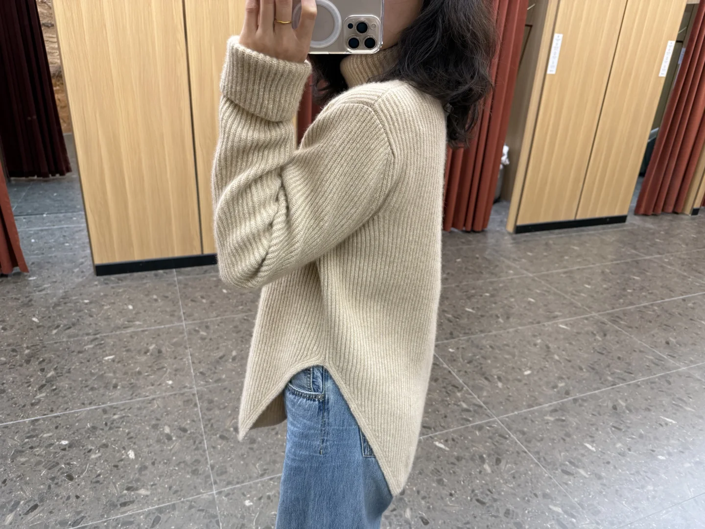 Gobi羊绒衫，领子可以分开，下摆不规则剪裁