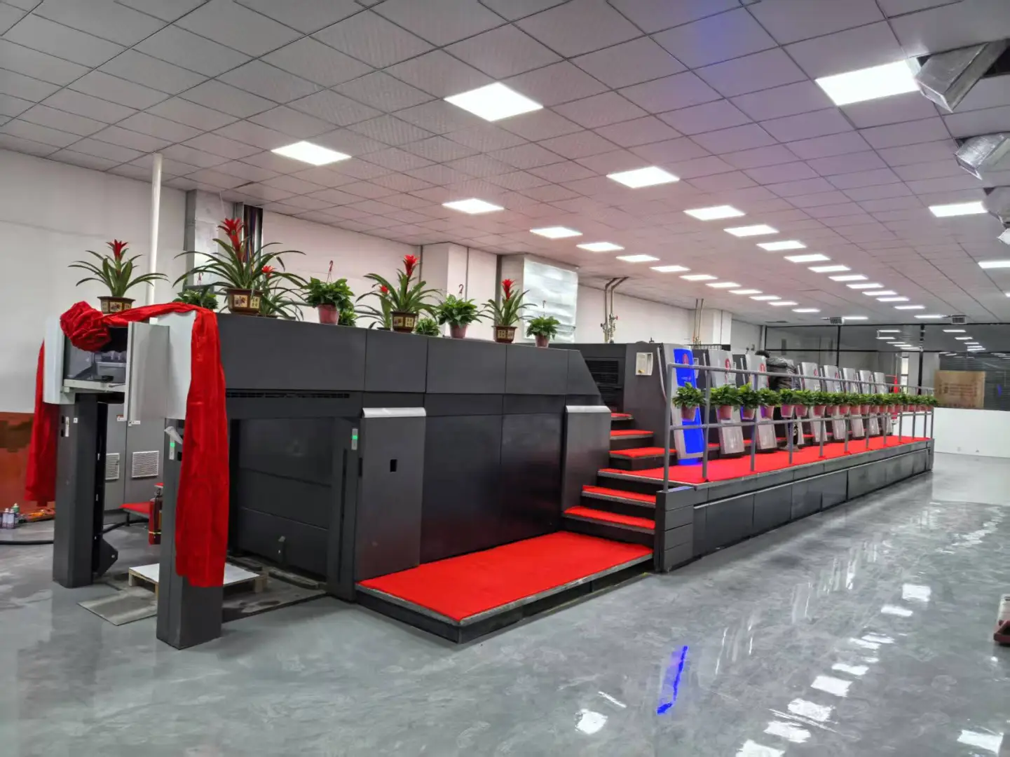 印刷机再添新成员-海德堡8+1UV印刷机