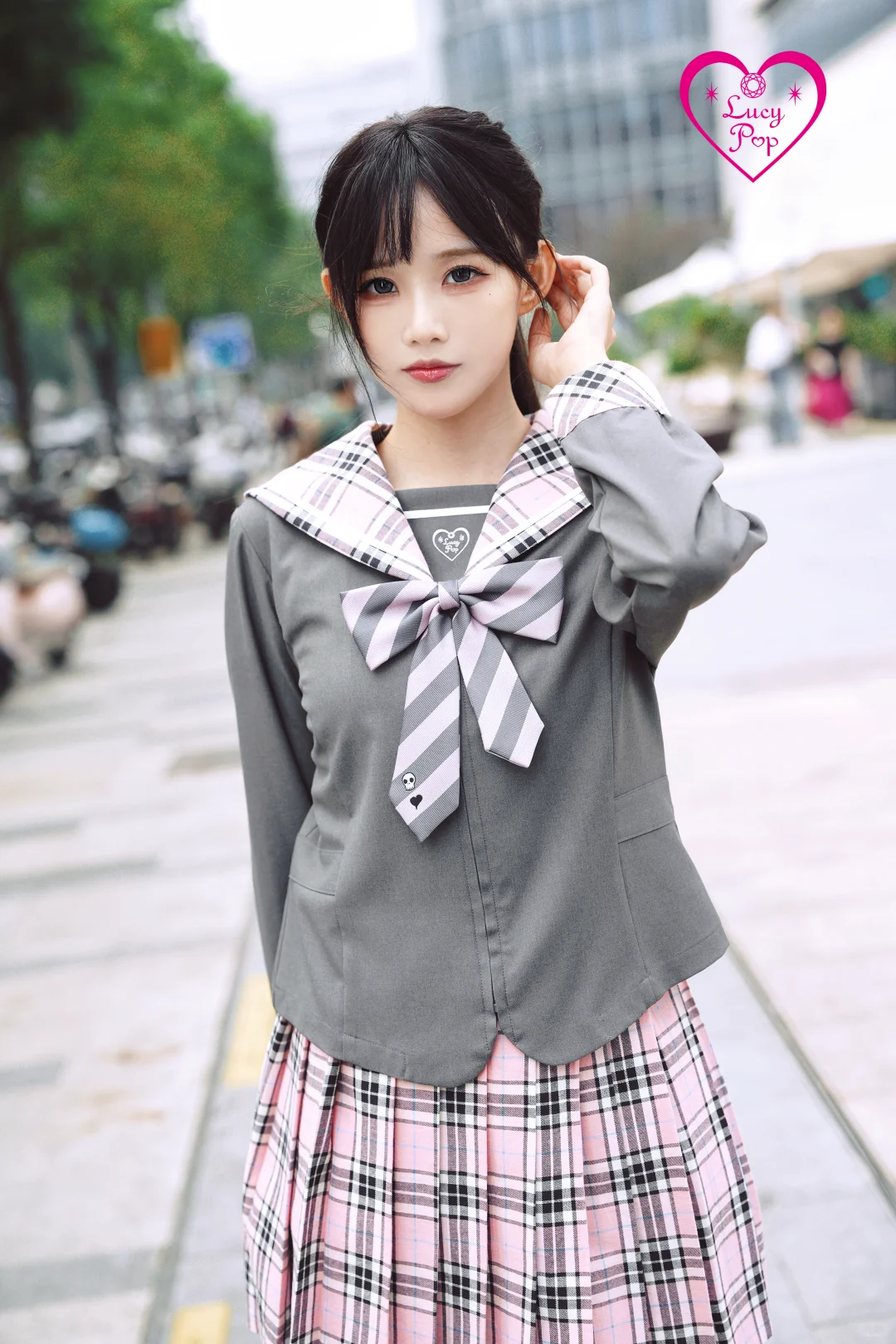 「Lucy Pop」的经典人气款—不对称领结