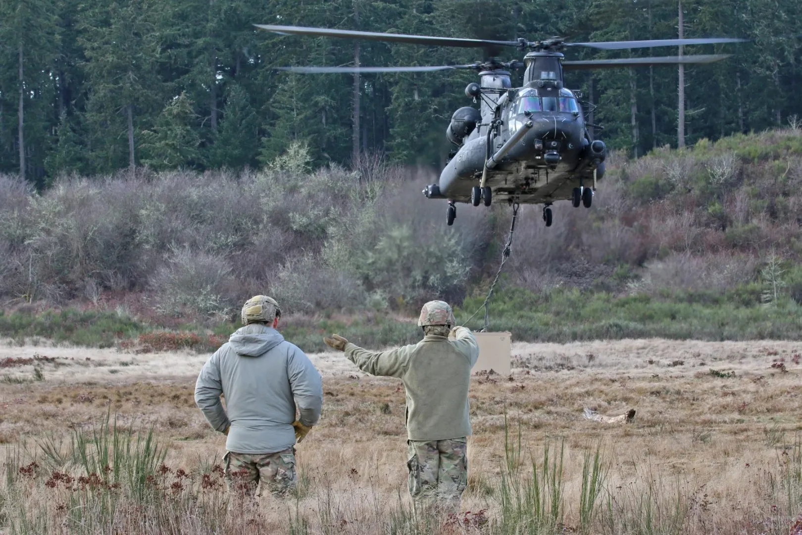 美军160特种航空团支奴干直升机吊运物资