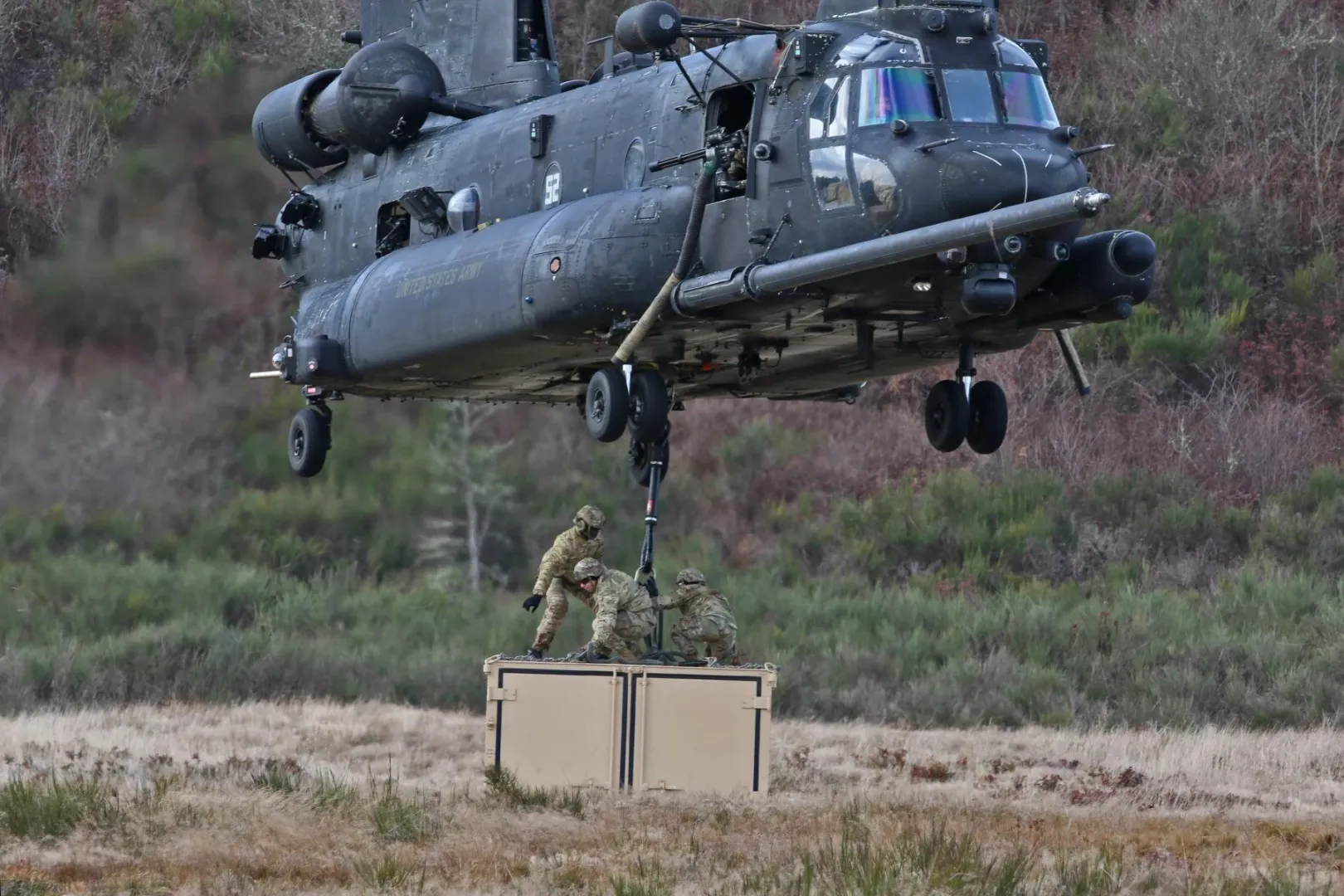 美军160特种航空团支奴干直升机吊运物资