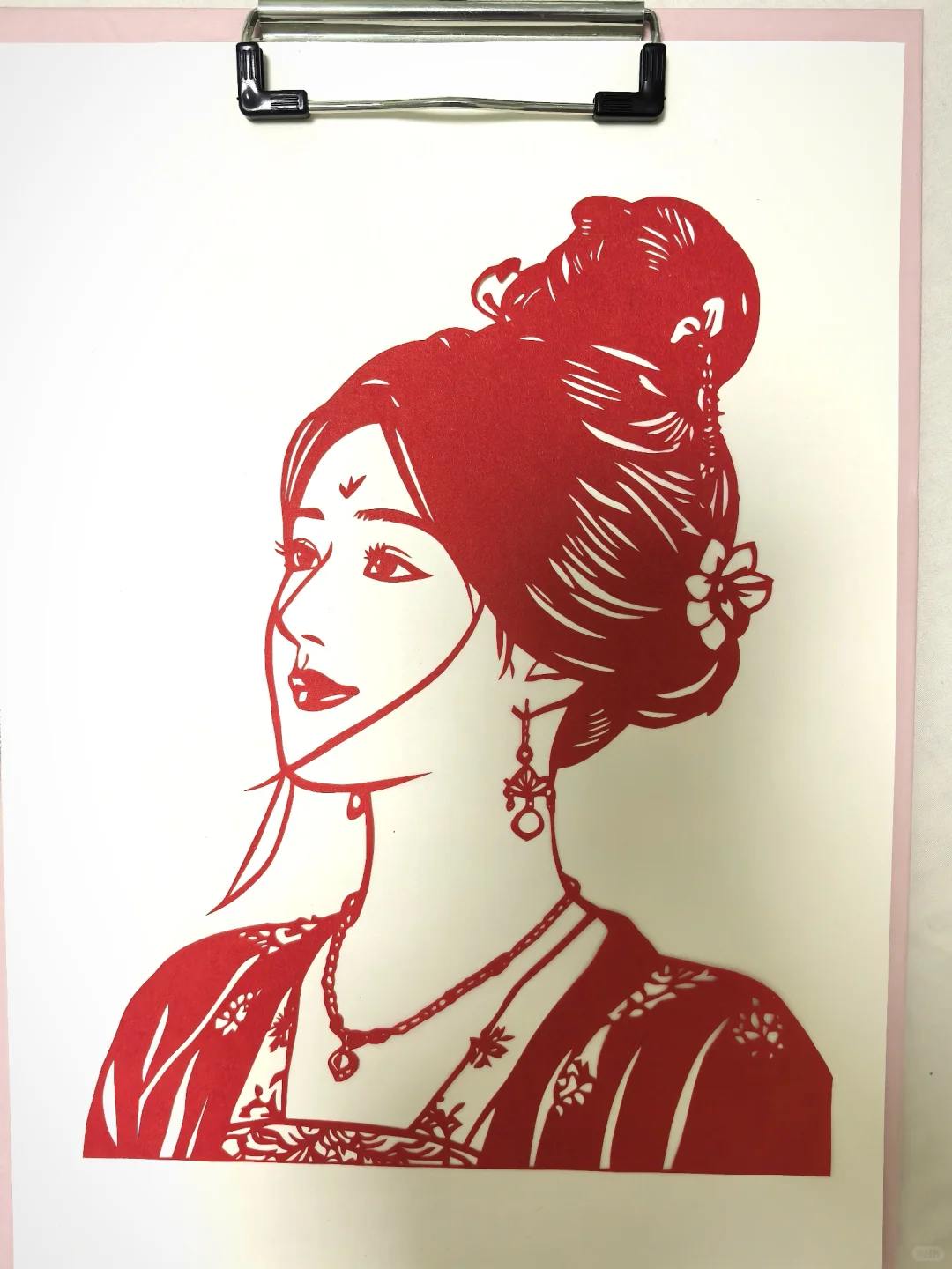 云髻峨峨，修眉联娟。