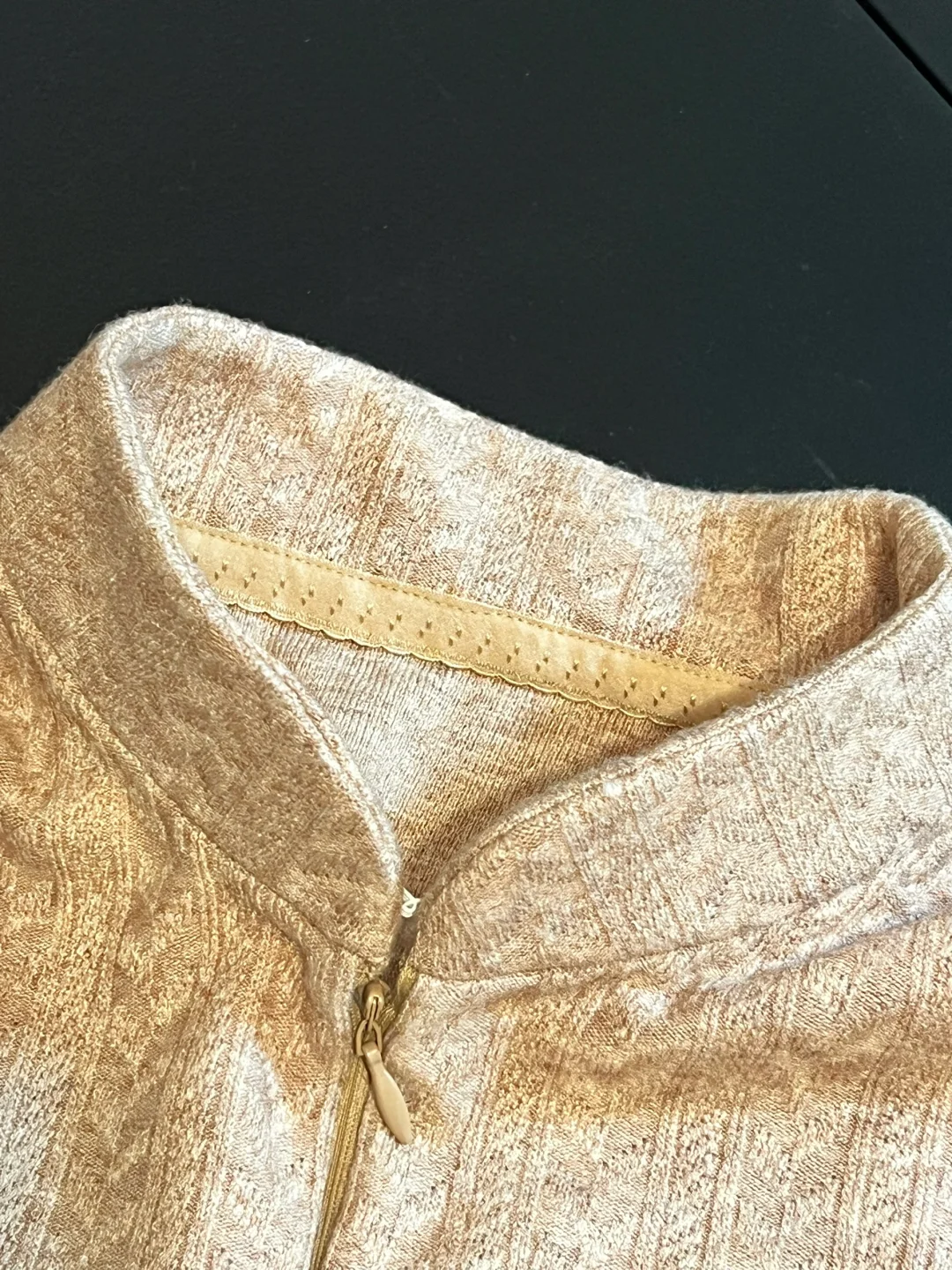 奇怪的搭配，小立领和隐形半门襟