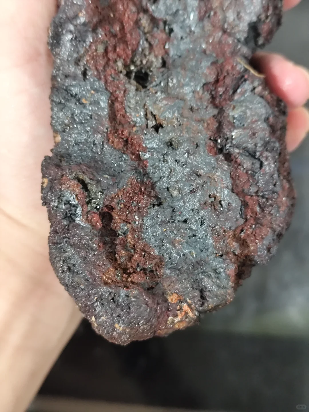 捡石头发现的疑似铁矿石的石头