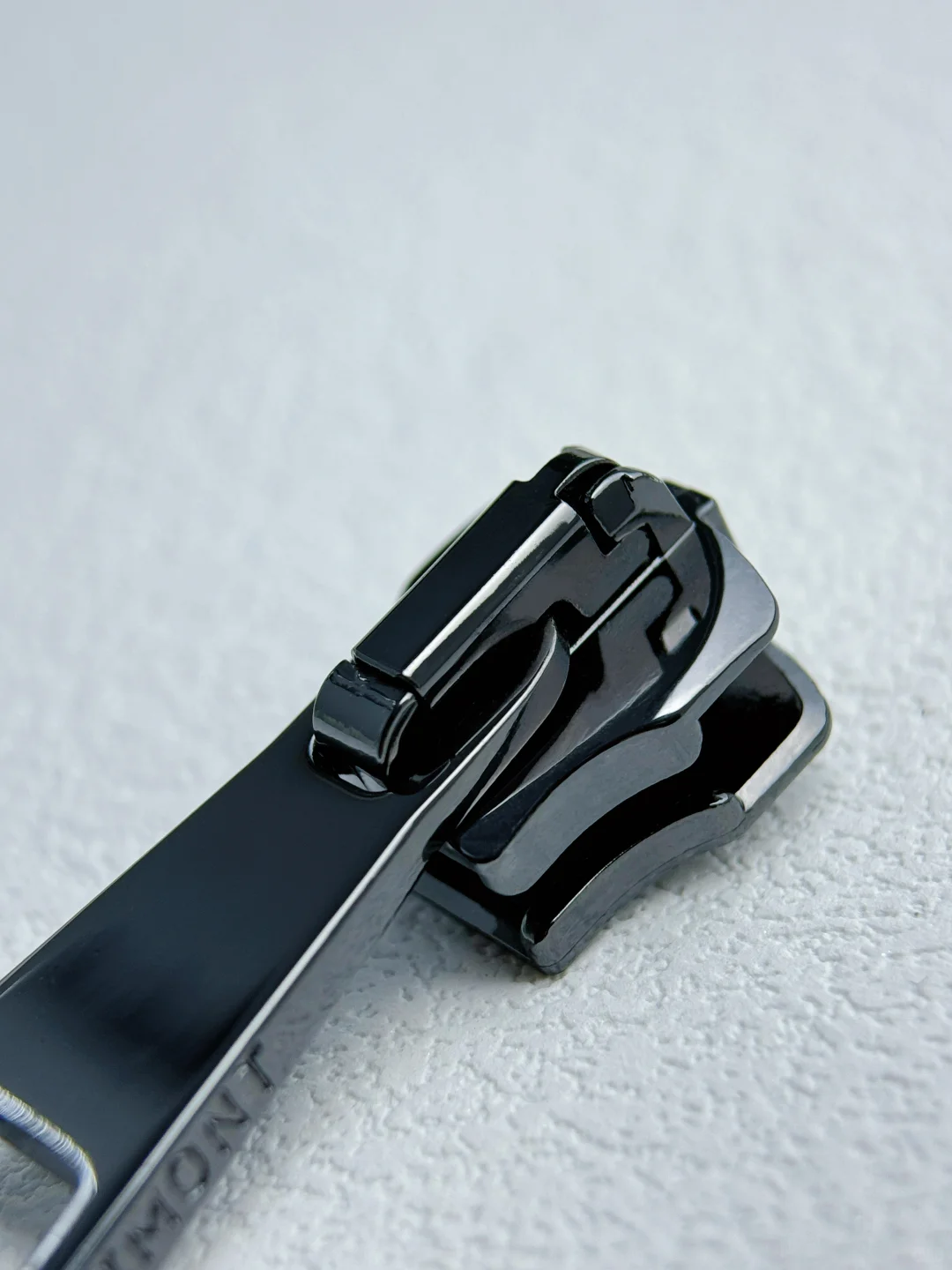 箱包界永不落幕的经典黑色拉链头?