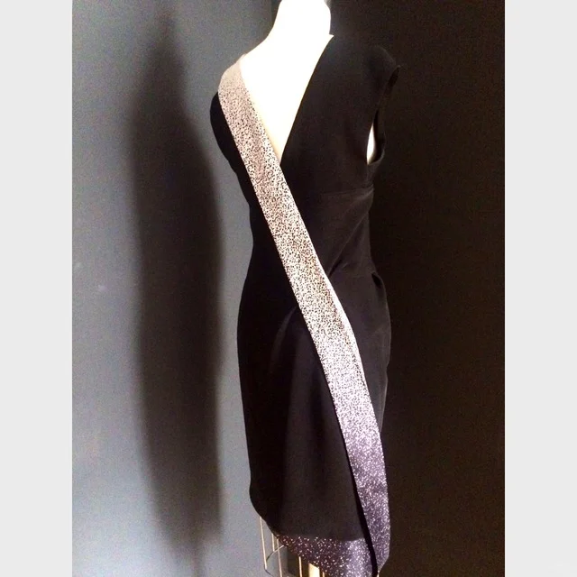 新设计的不对称真丝连衣裙