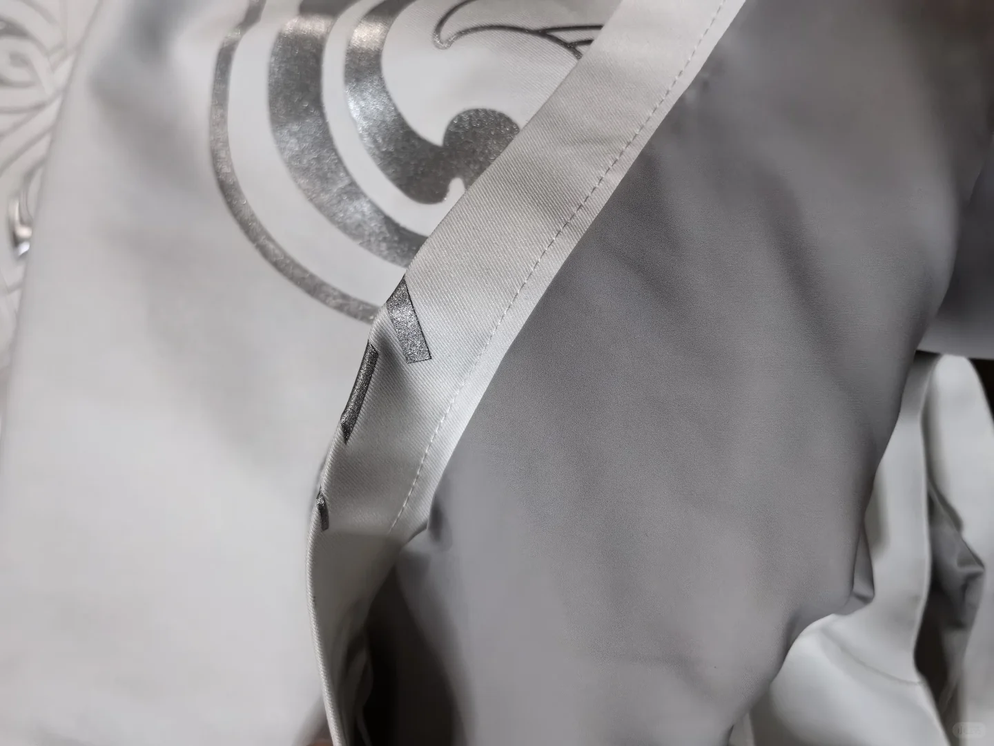 飞霄印象服你是一款超有型的白大褂~