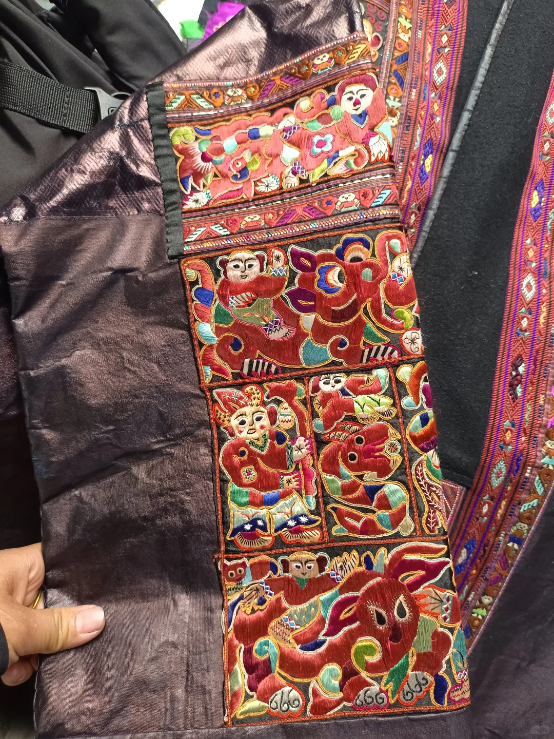 十来年的施洞剪纸破线绣➕锁边的红色洗衣服