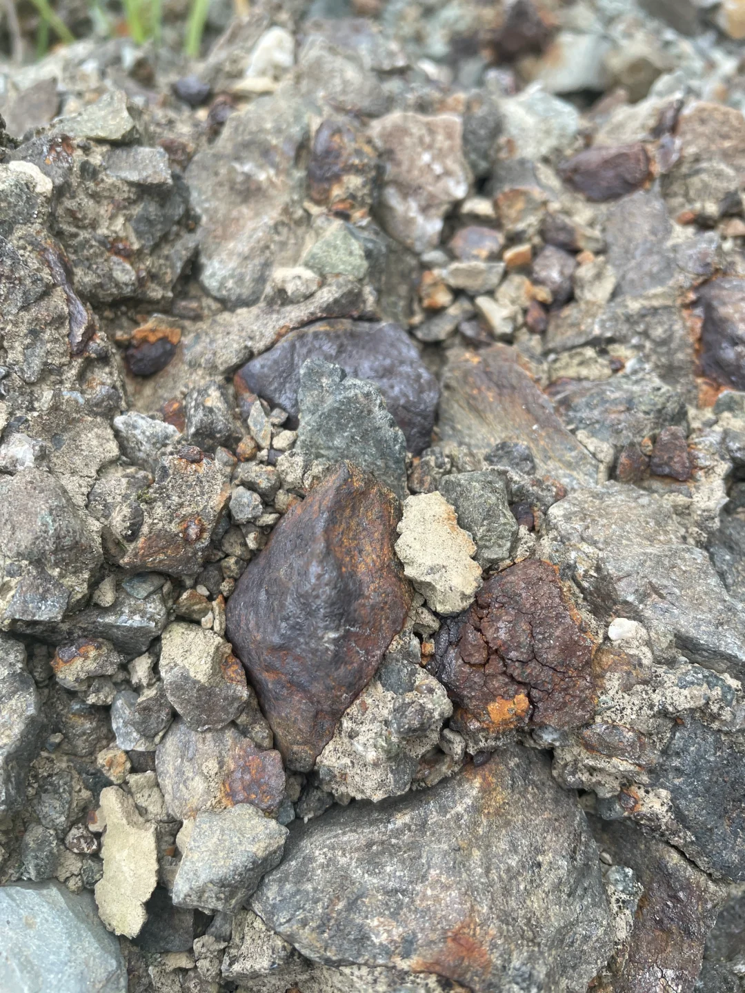 磁铁矿石?-宁波矿物采集图谱