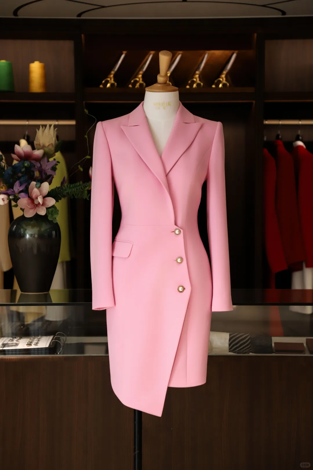 芭比粉西装裙 甜酷女孩的考场王牌?