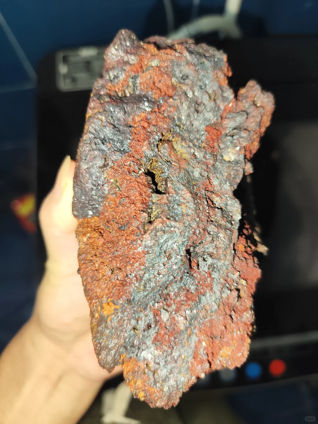 捡石头发现的疑似铁矿石的石头