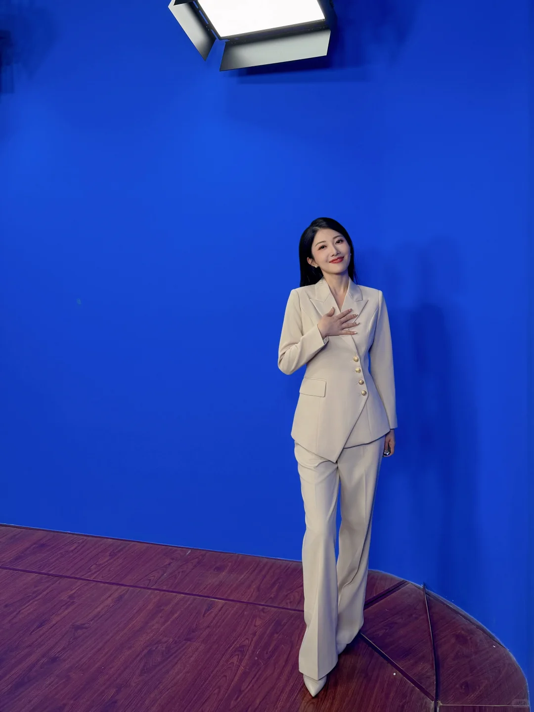 女主持工作花絮｜米色系职场穿搭