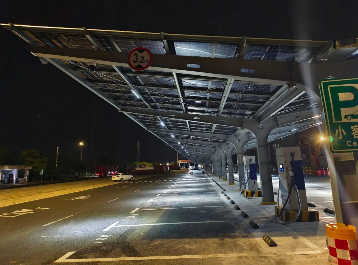 想看看你们车棚里的路灯?