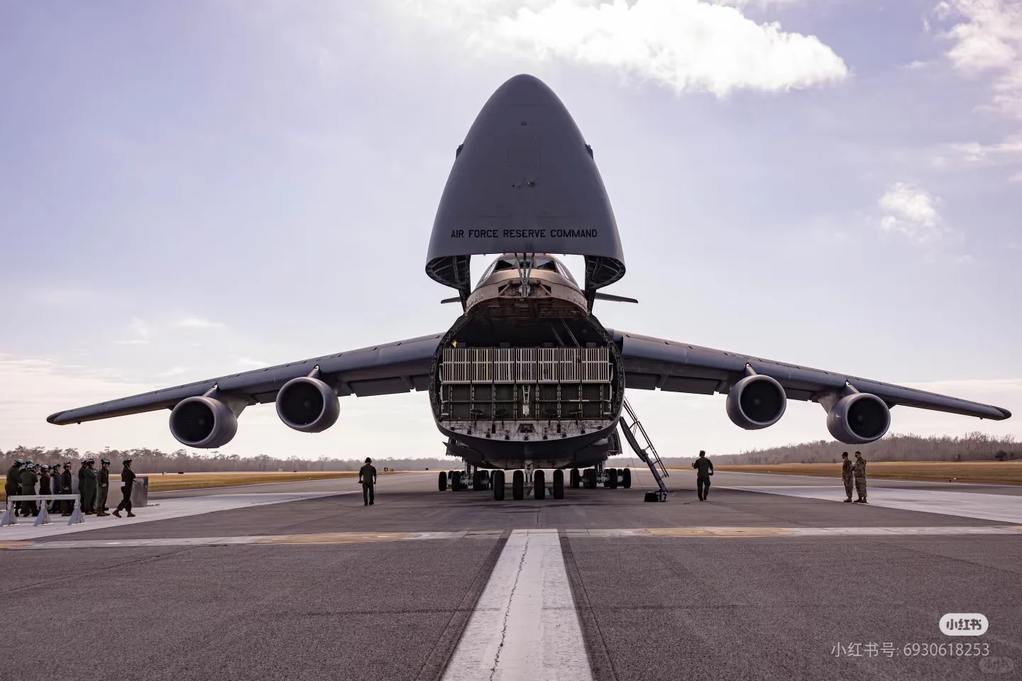 美国空军运输机运输美国海军陆战队直升机