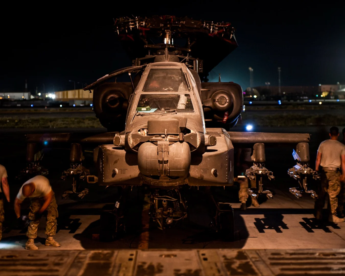 运输机运输阿帕奇武装直升机