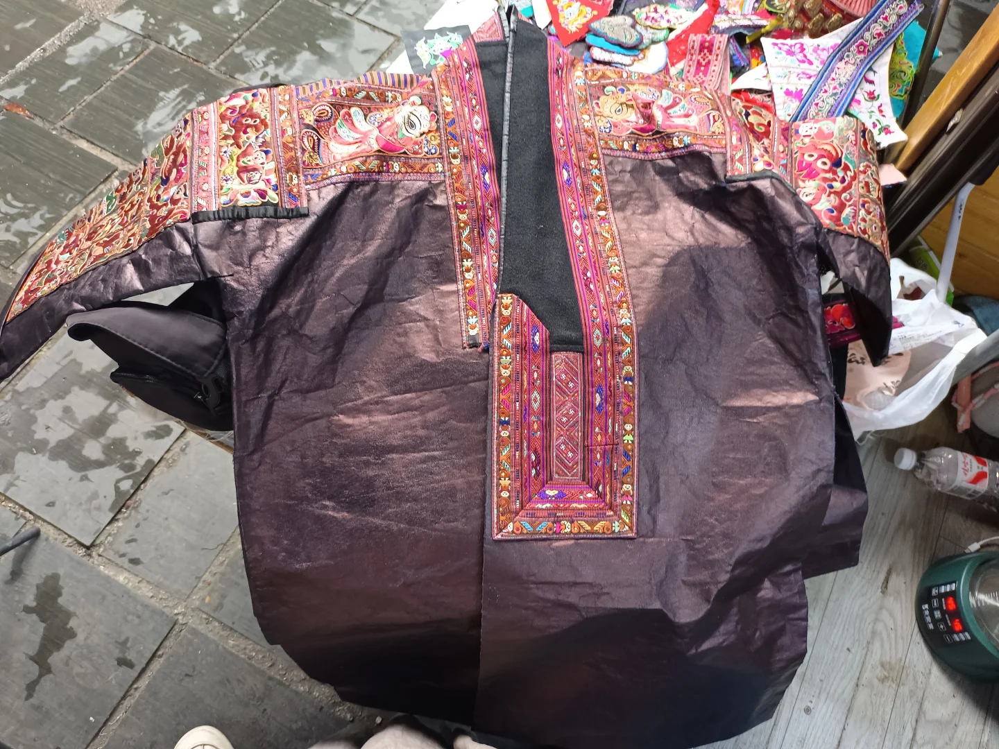 十来年的施洞剪纸破线绣➕锁边的红色洗衣服