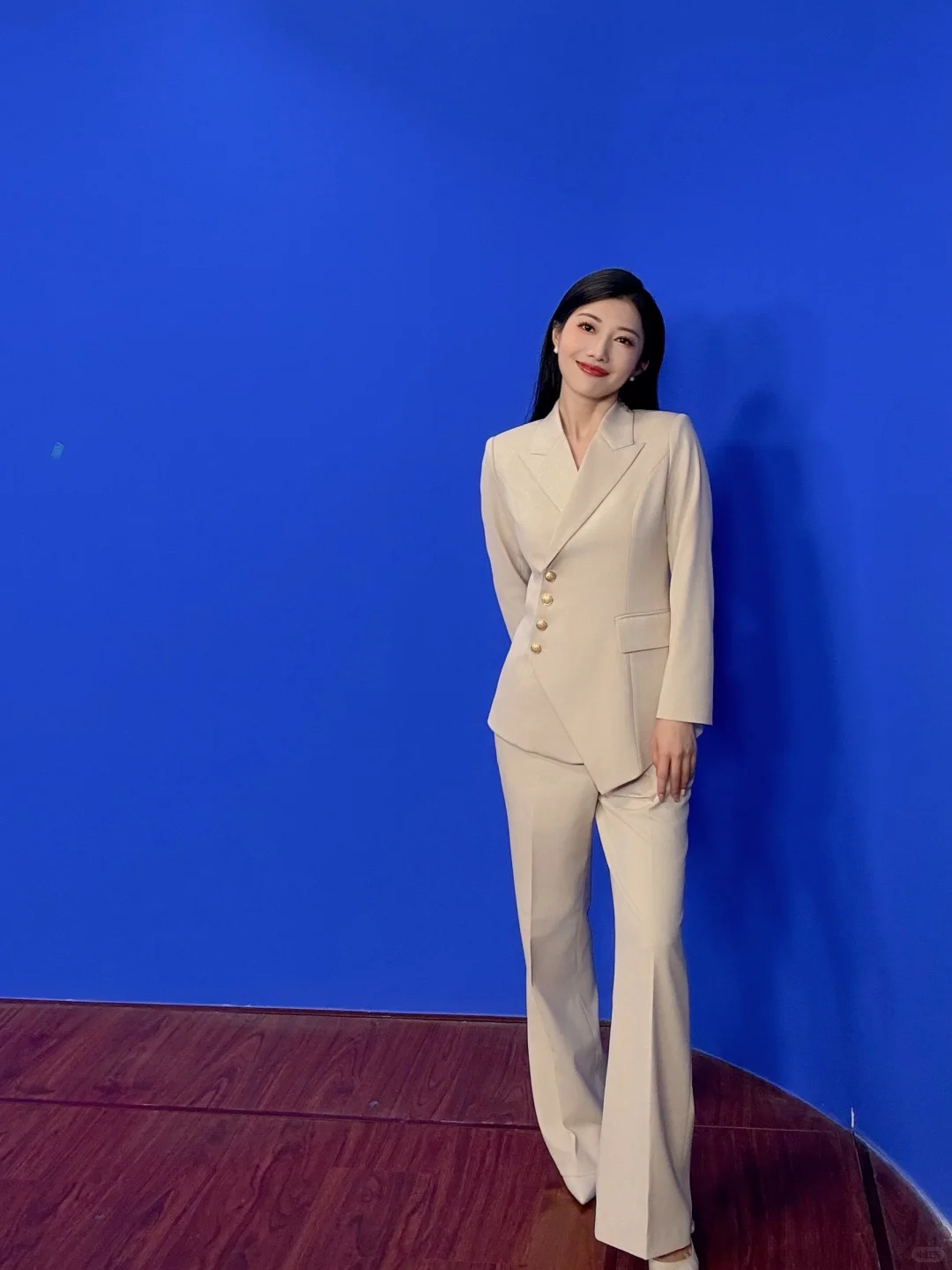 女主持工作花絮｜米色系职场穿搭