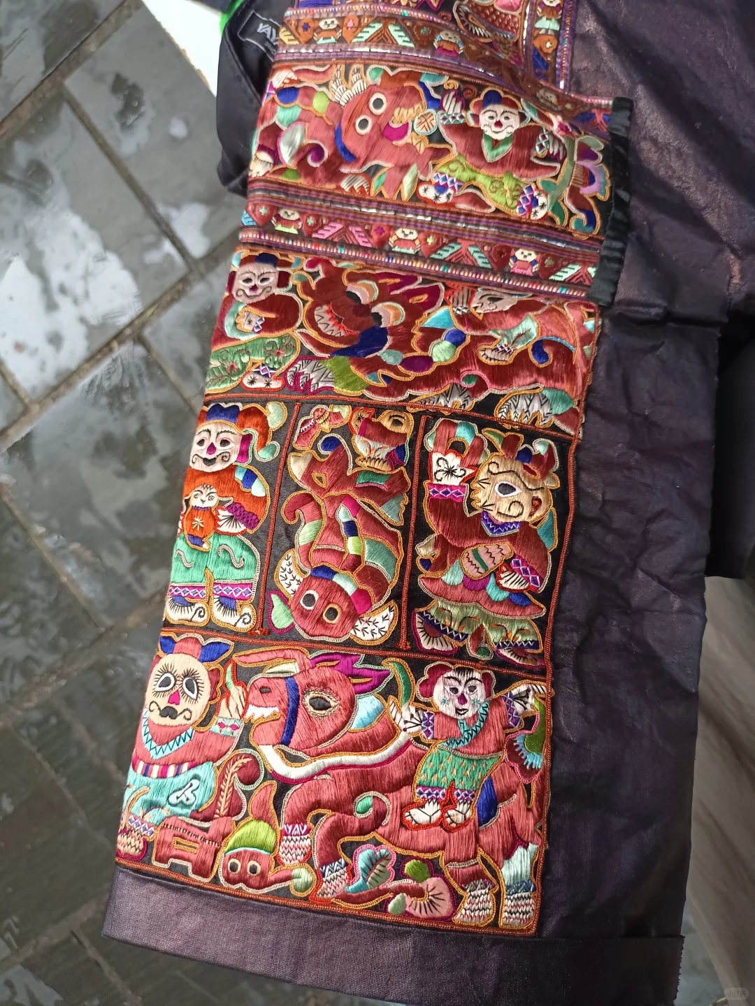 十来年的施洞剪纸破线绣➕锁边的红色洗衣服