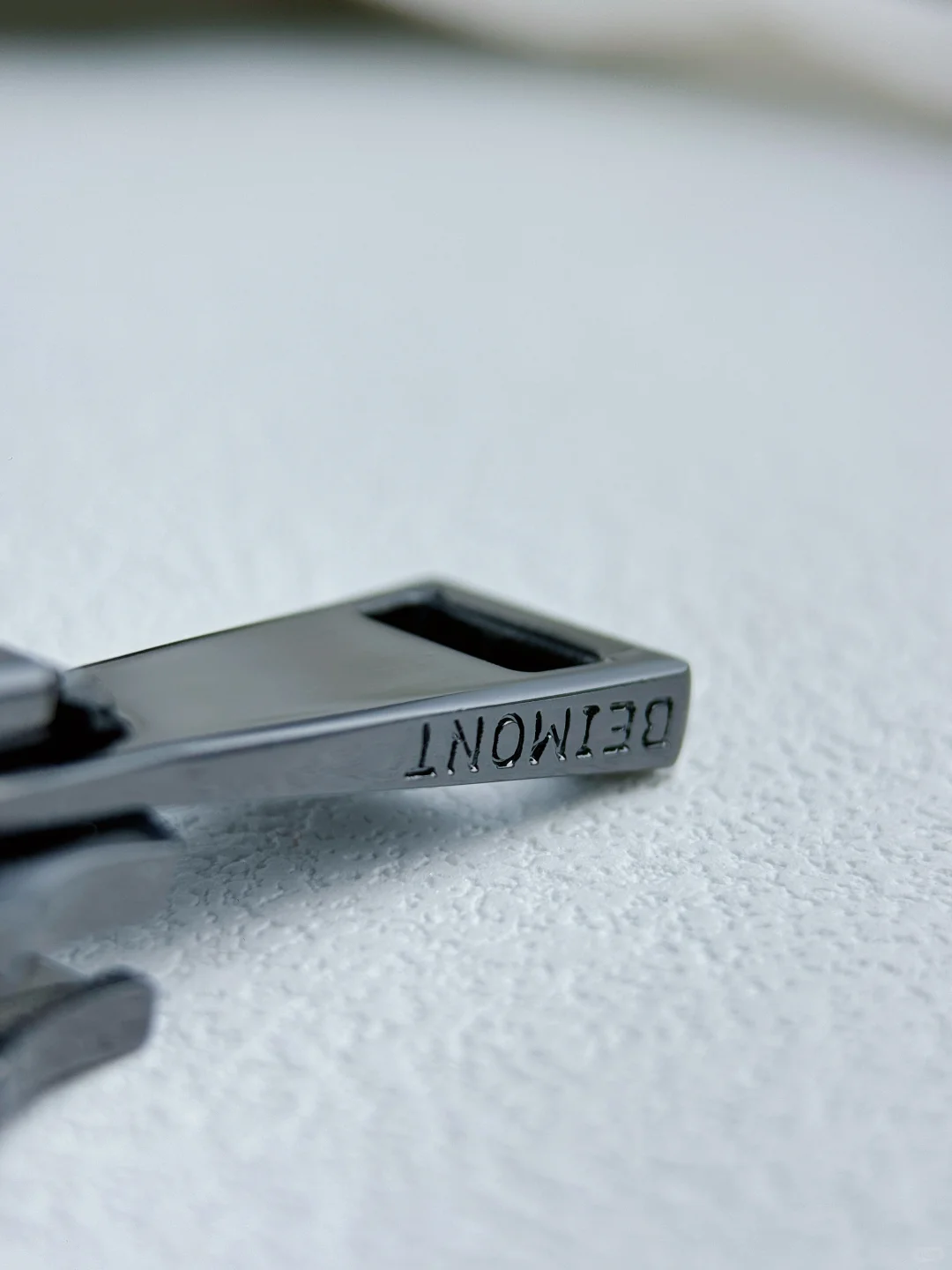 箱包界永不落幕的经典黑色拉链头?