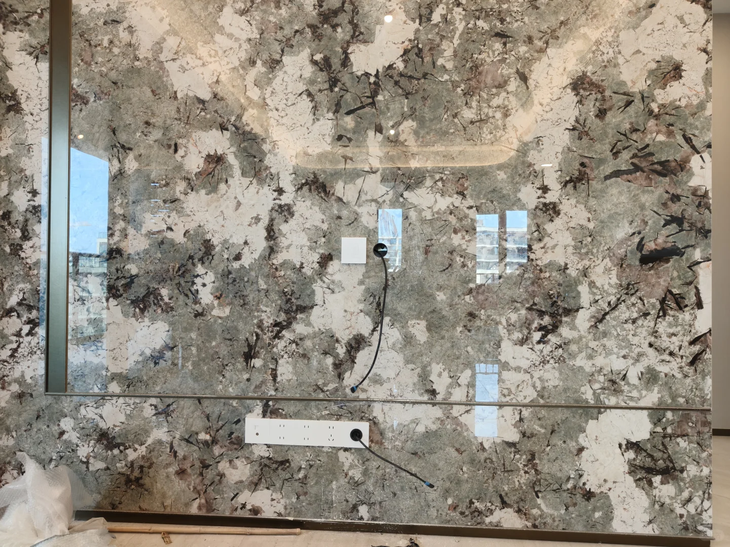 精装房石材电视背景墙，电源改造。