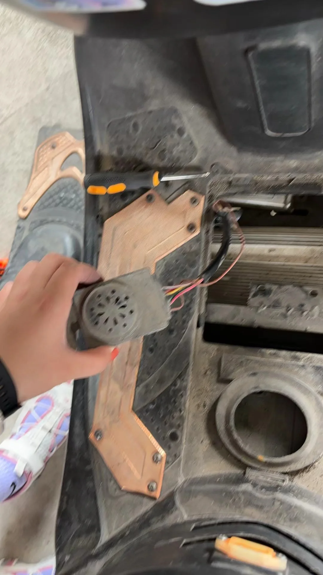 让我们恭喜这位女士独自拔掉报警器