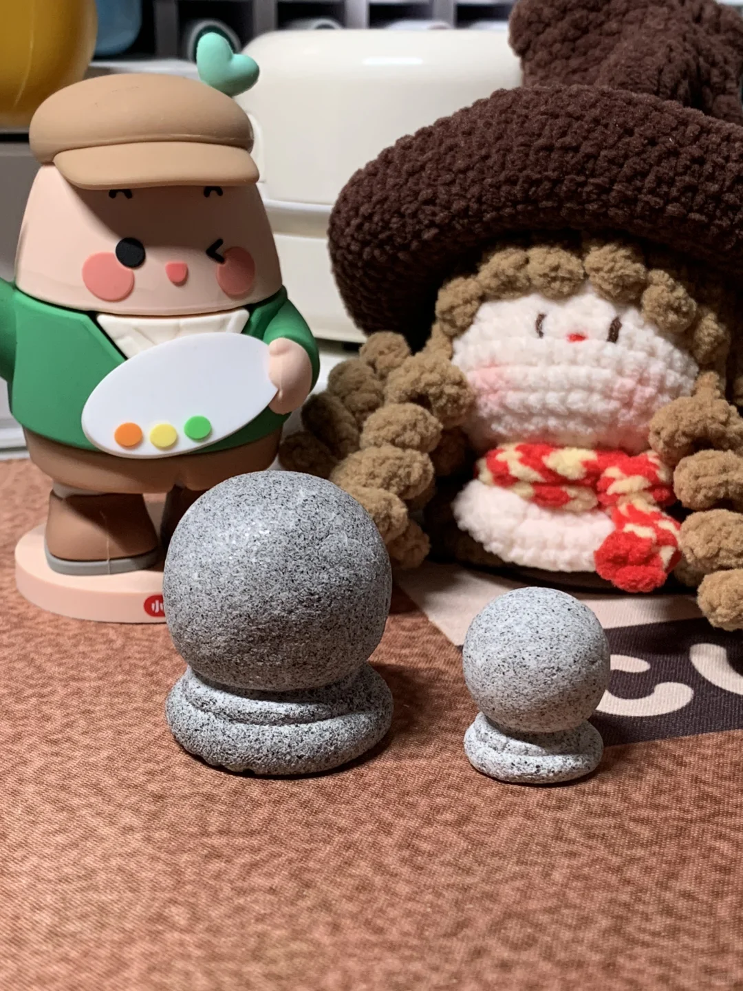 不知道捏来干嘛?捏了个石墩子?