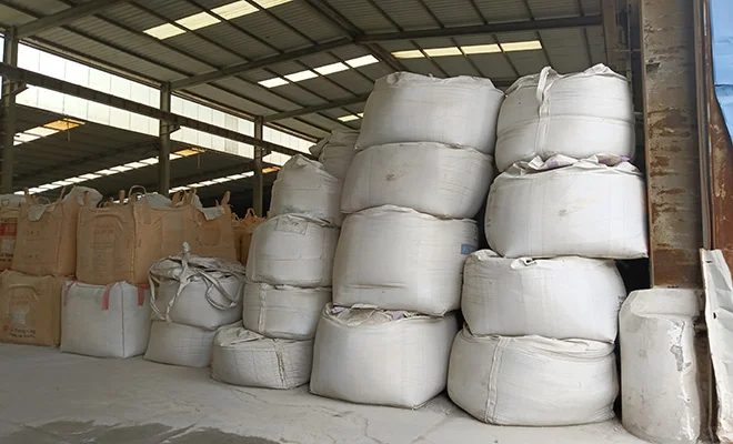 铝土矿粒径与形状影响催化剂反应速率？