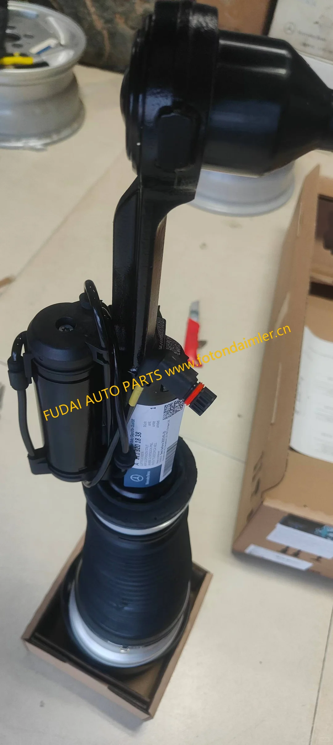 A2213280015为奔驰汽车悬挂减震器