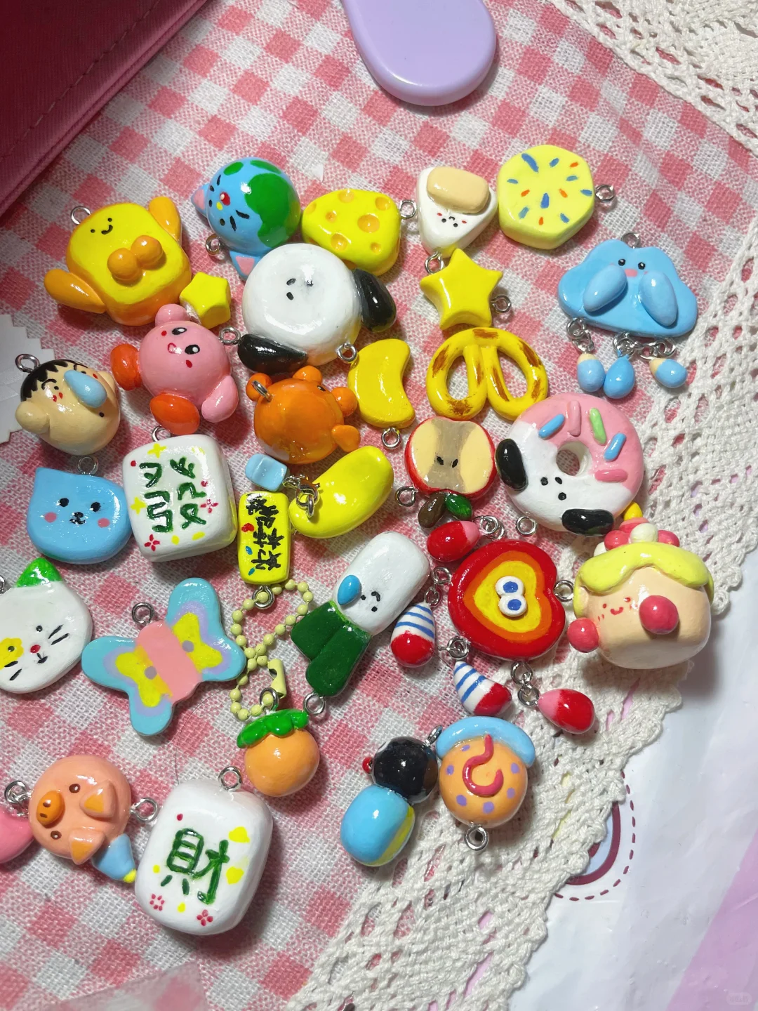 自制的粘土挂件和手链