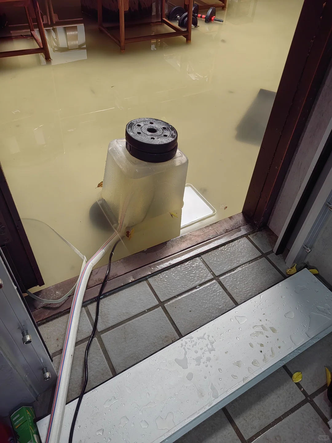 当抗洪老兵在家抗台风?