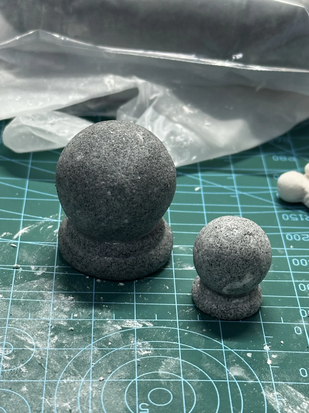 不知道捏来干嘛?捏了个石墩子?