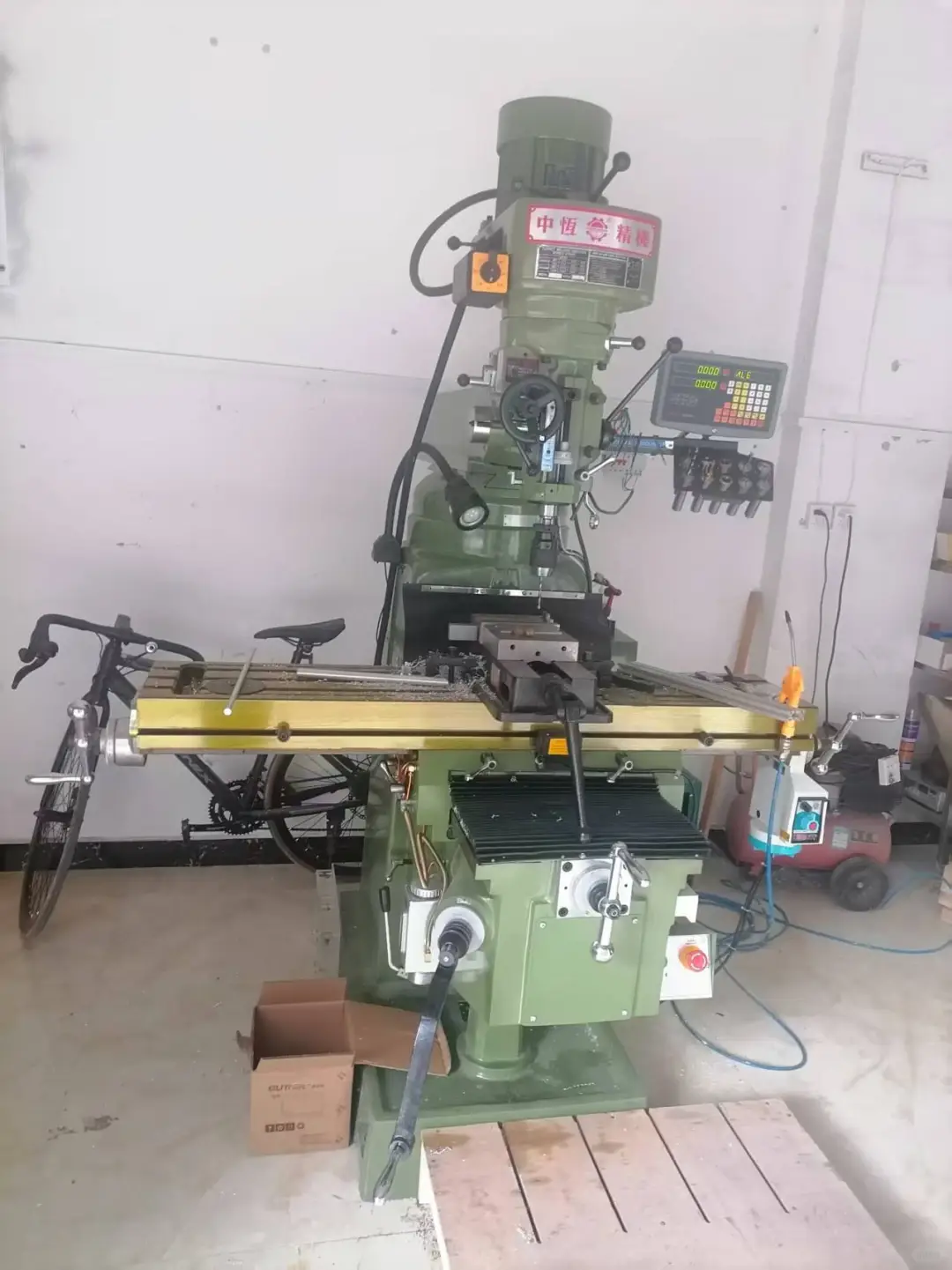 出准新机铣床一台，15000