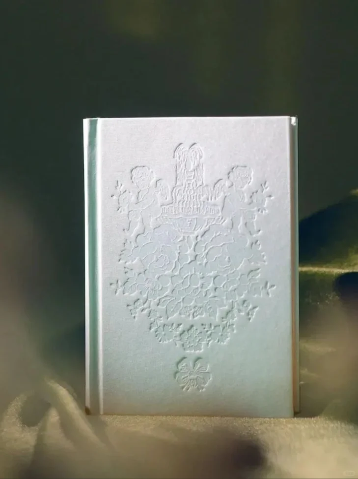 布面压花,这么美的封面!你知道是哪本书吗?