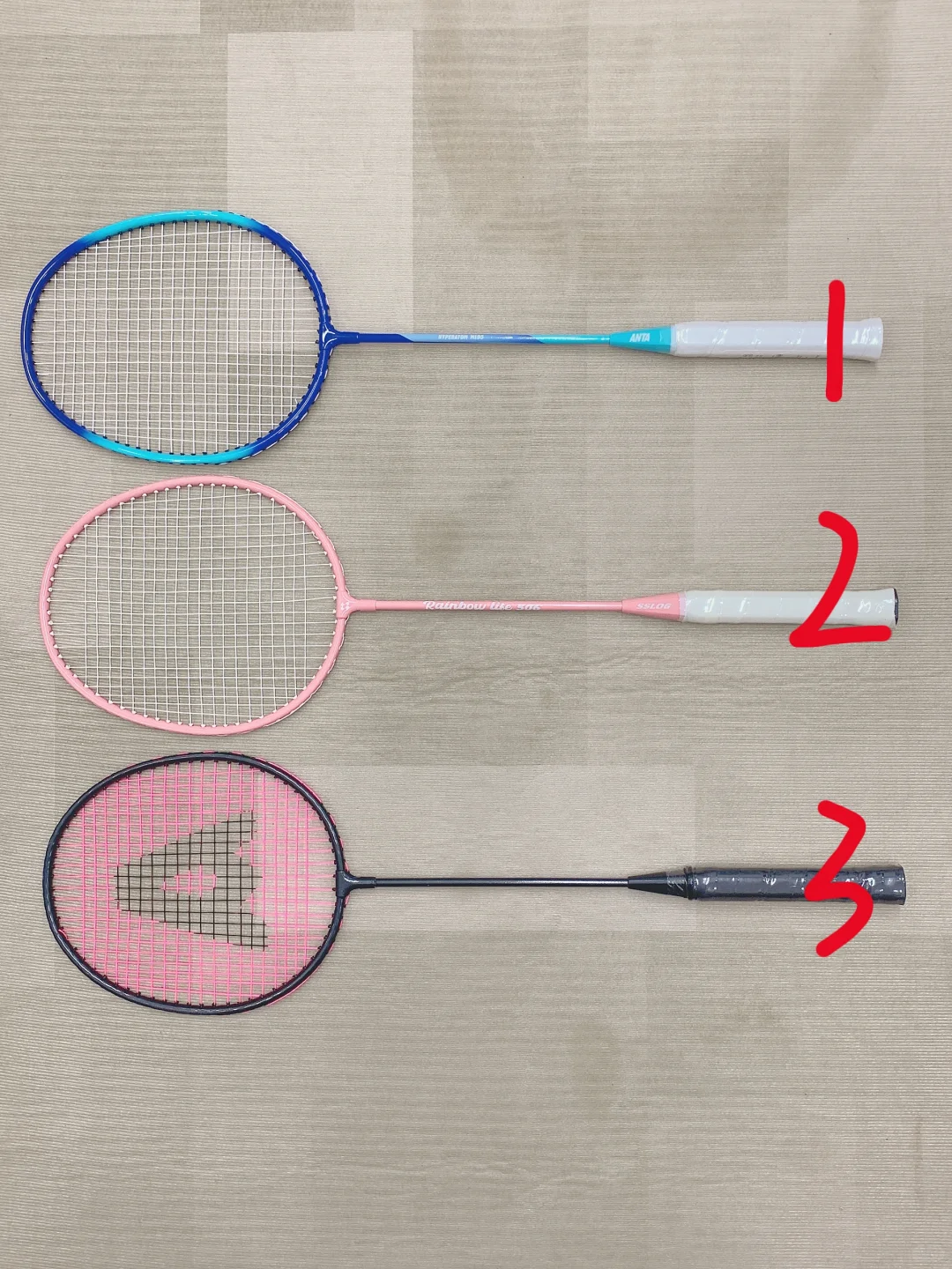 自费买下三把羽毛球拍，最后我选了..